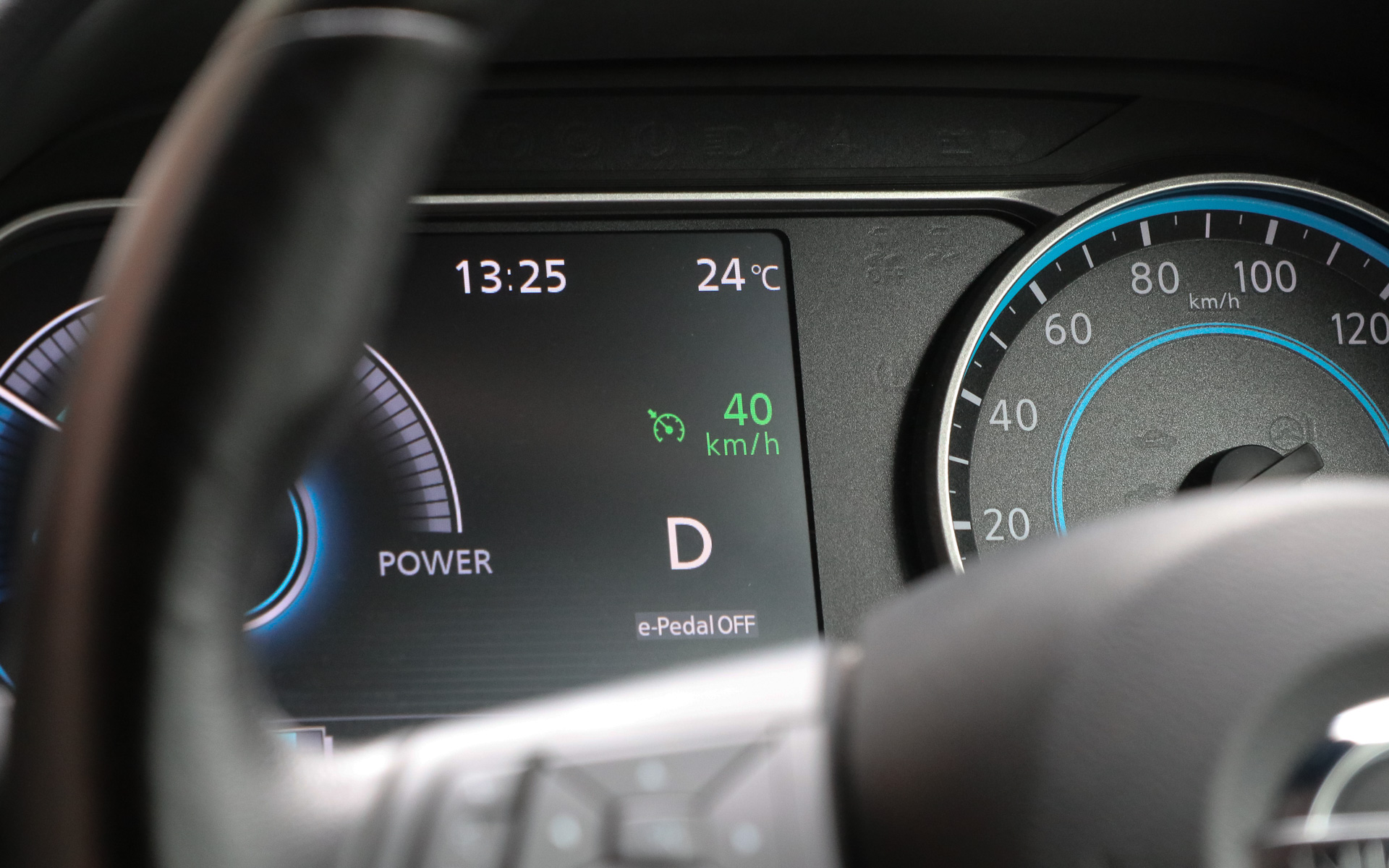 ACCの表示を使い、メーターパネルのアドバンスドドライブアシストディスプレイに「現在車両が制限速度何km/hを上限に走行する設定になっているか」を表示。幹線道路から脇道に入ると35km/h、30km/hと表示内容が変わっていくことも確認できた