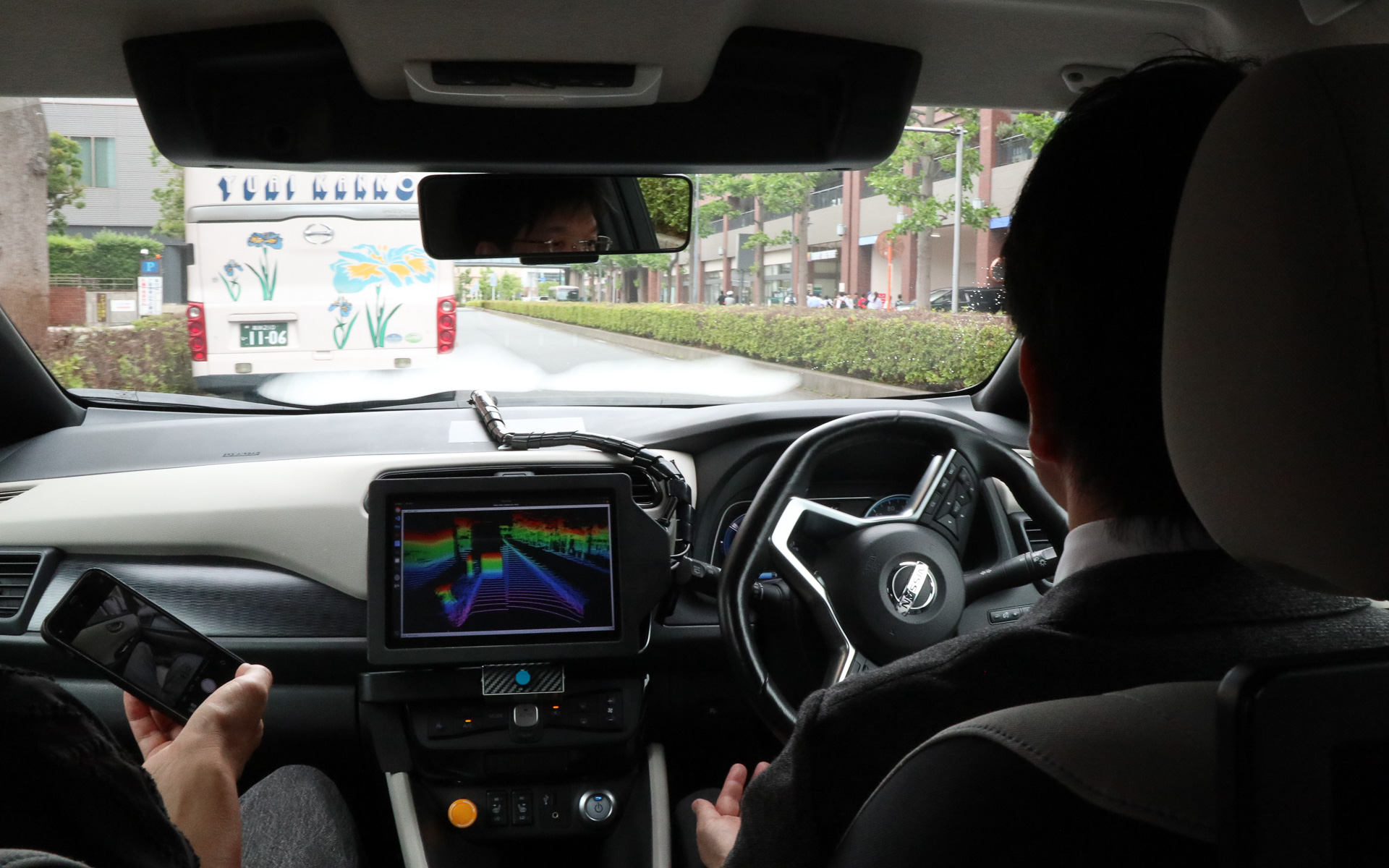 安全確認して駐車車両を追い越していくシーン