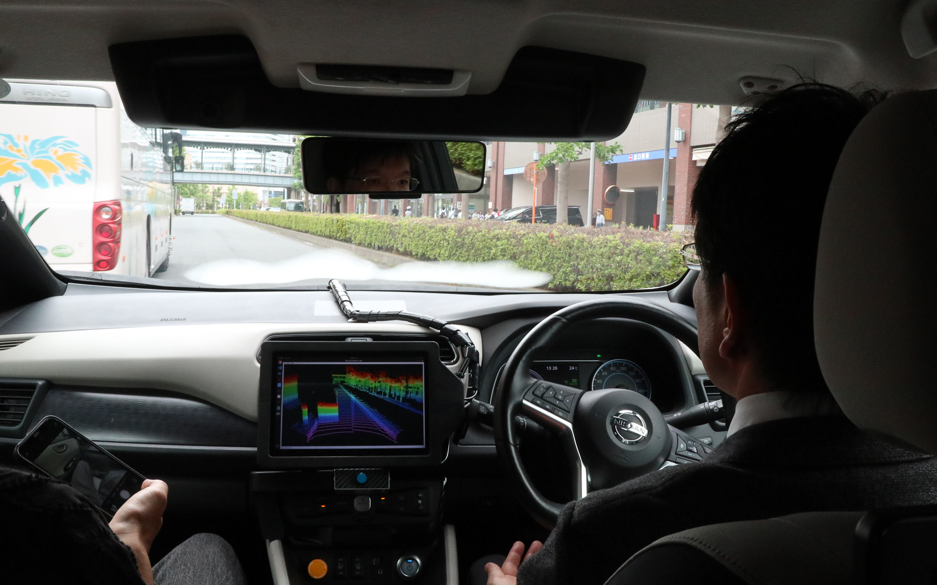 安全確認して駐車車両を追い越していくシーン