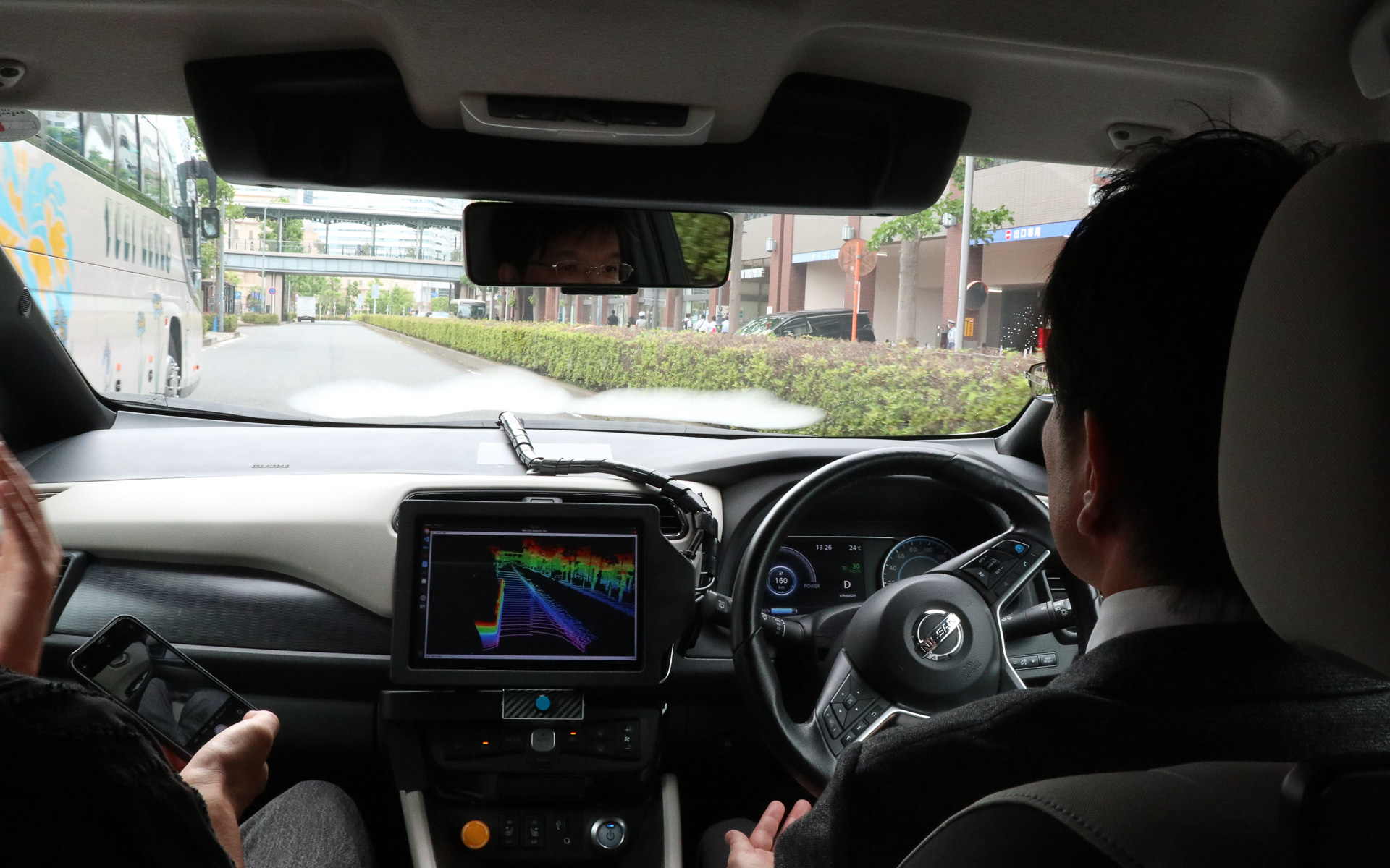 安全確認して駐車車両を追い越していくシーン