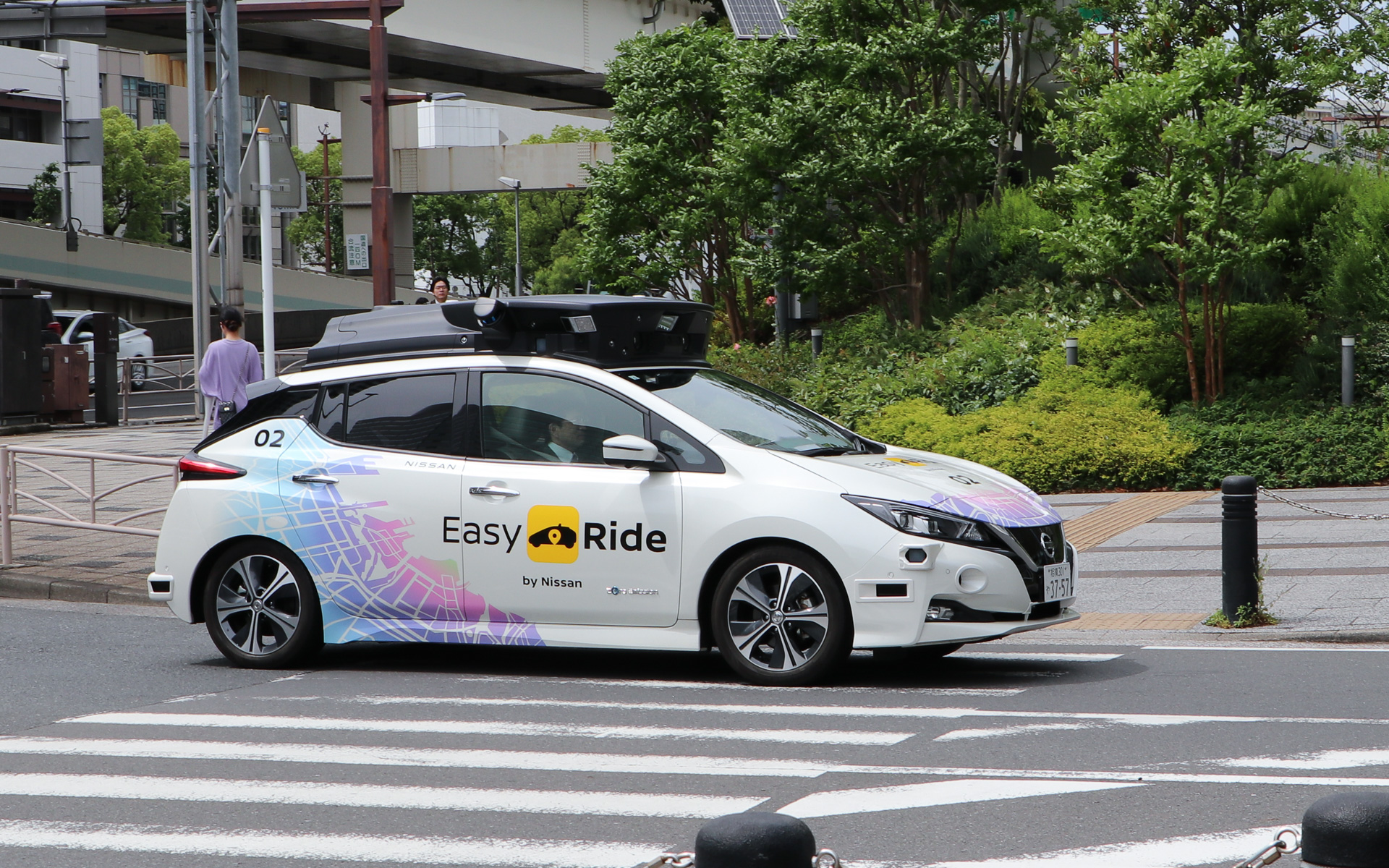 自動運転に必要な機材を搭載し、大人4人が乗車した試乗では車高がかなり下がっていることも見てとれる