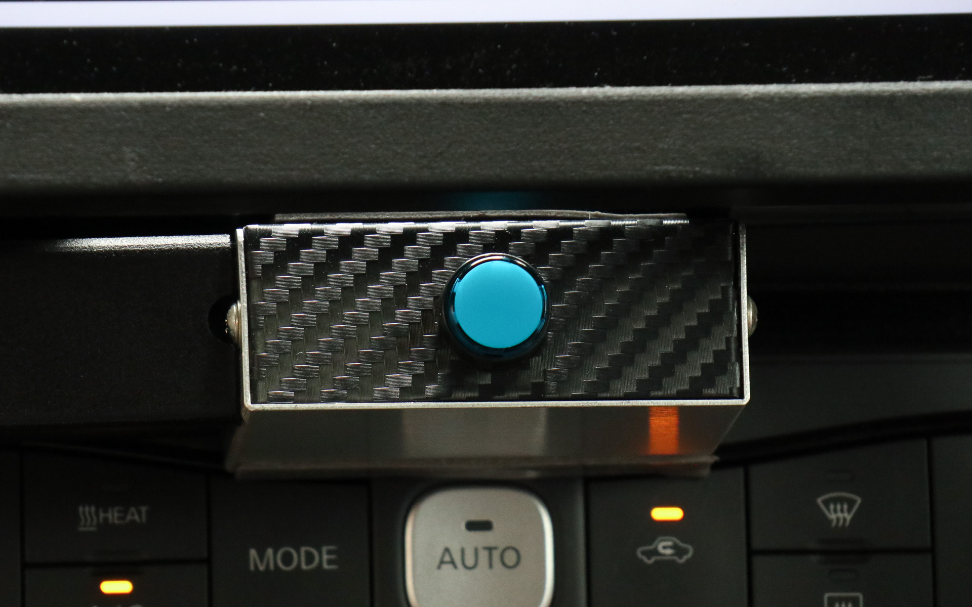 不測の事態で車両が停止した場合、遠隔監視する係員が回避する経路データを車両に送り、セーフティドライバーがインパネ中央にある承認ボタンを押して再スタートする