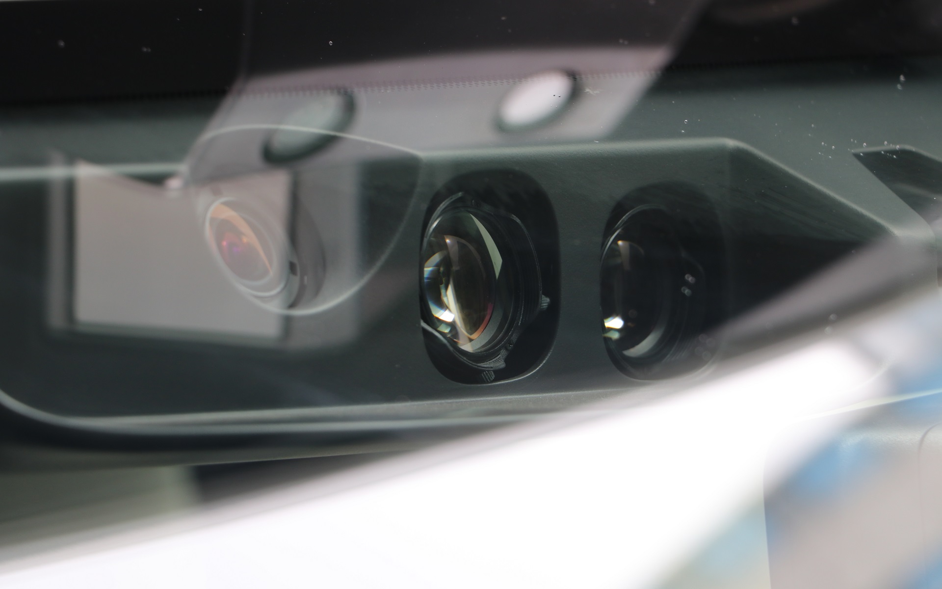 運転席の前の3つのカメラは信号を検知するカメラ。遠くの信号と近くの信号を検知する2つに加え、上を向いているのは交差点内で上にある信号を検知するためのもの