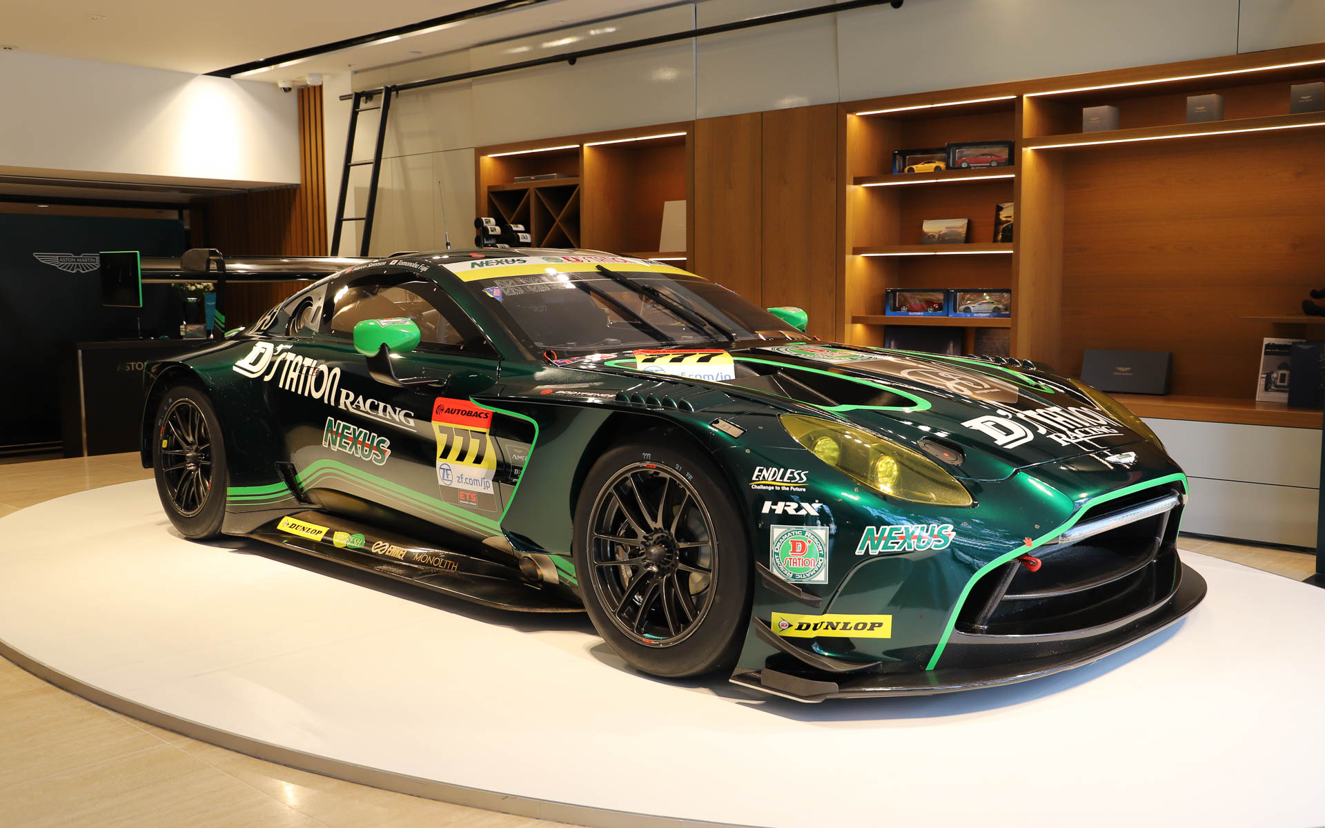 SUPER GTに参戦するD'station Racingの777号車の実車が特別展示された