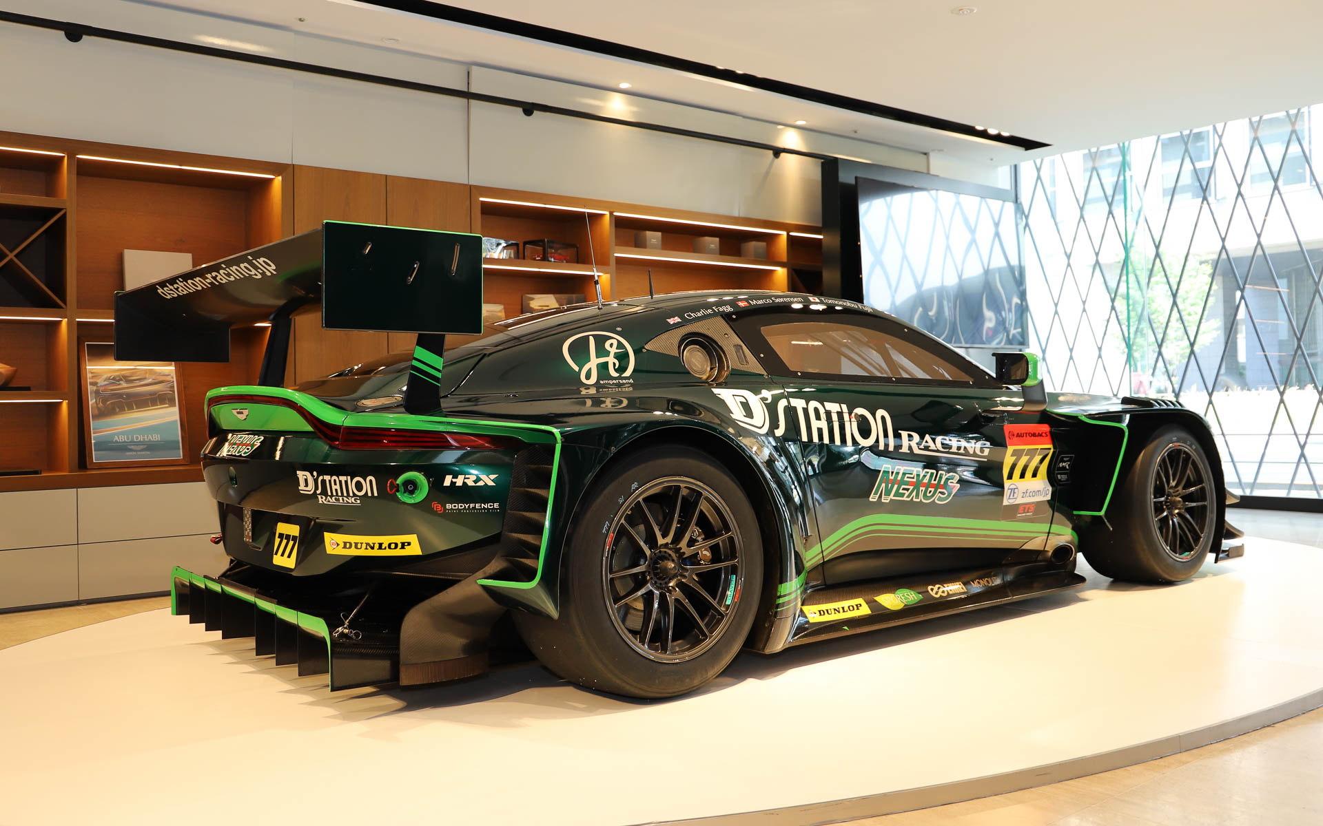 SUPER GTに参戦するD'station Racingの777号車の実車が特別展示された