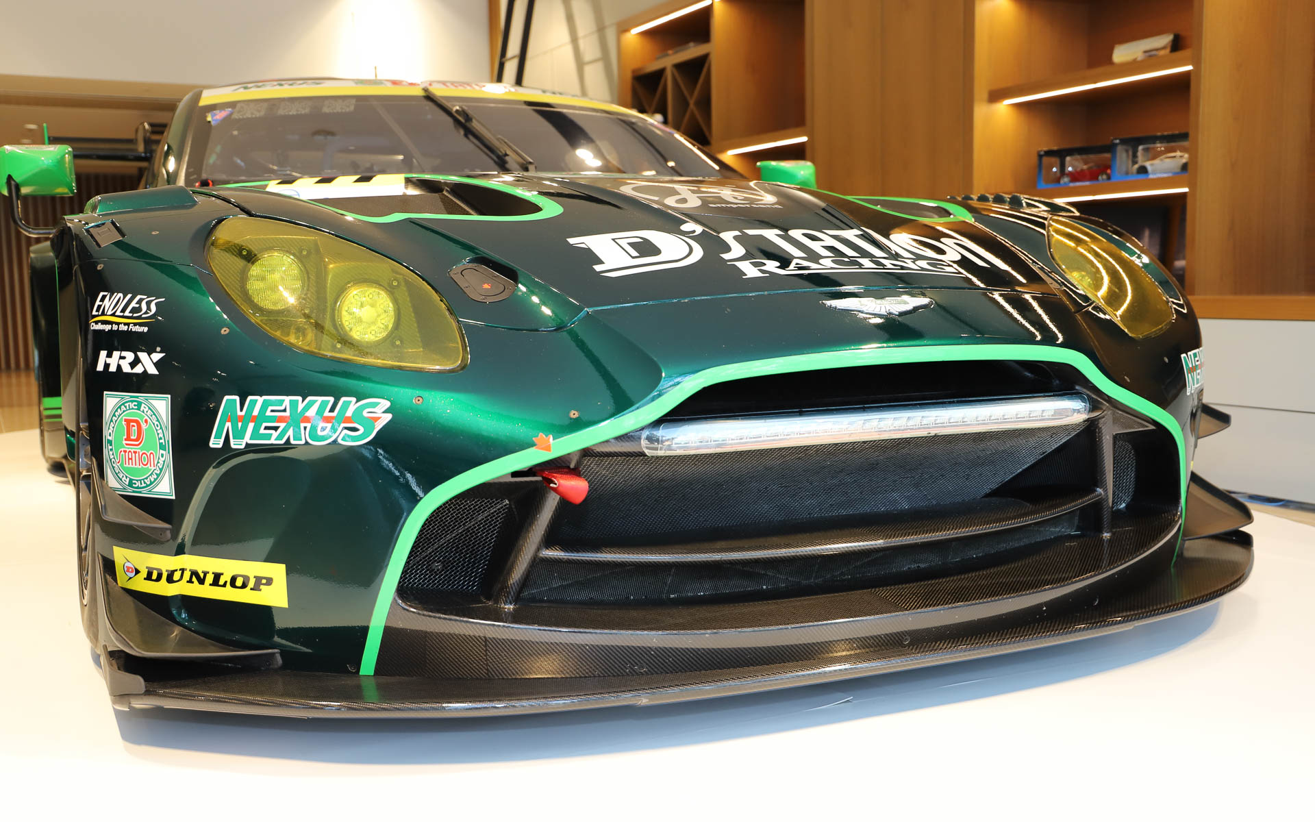 SUPER GTに参戦するD'station Racingの777号車の実車が特別展示された