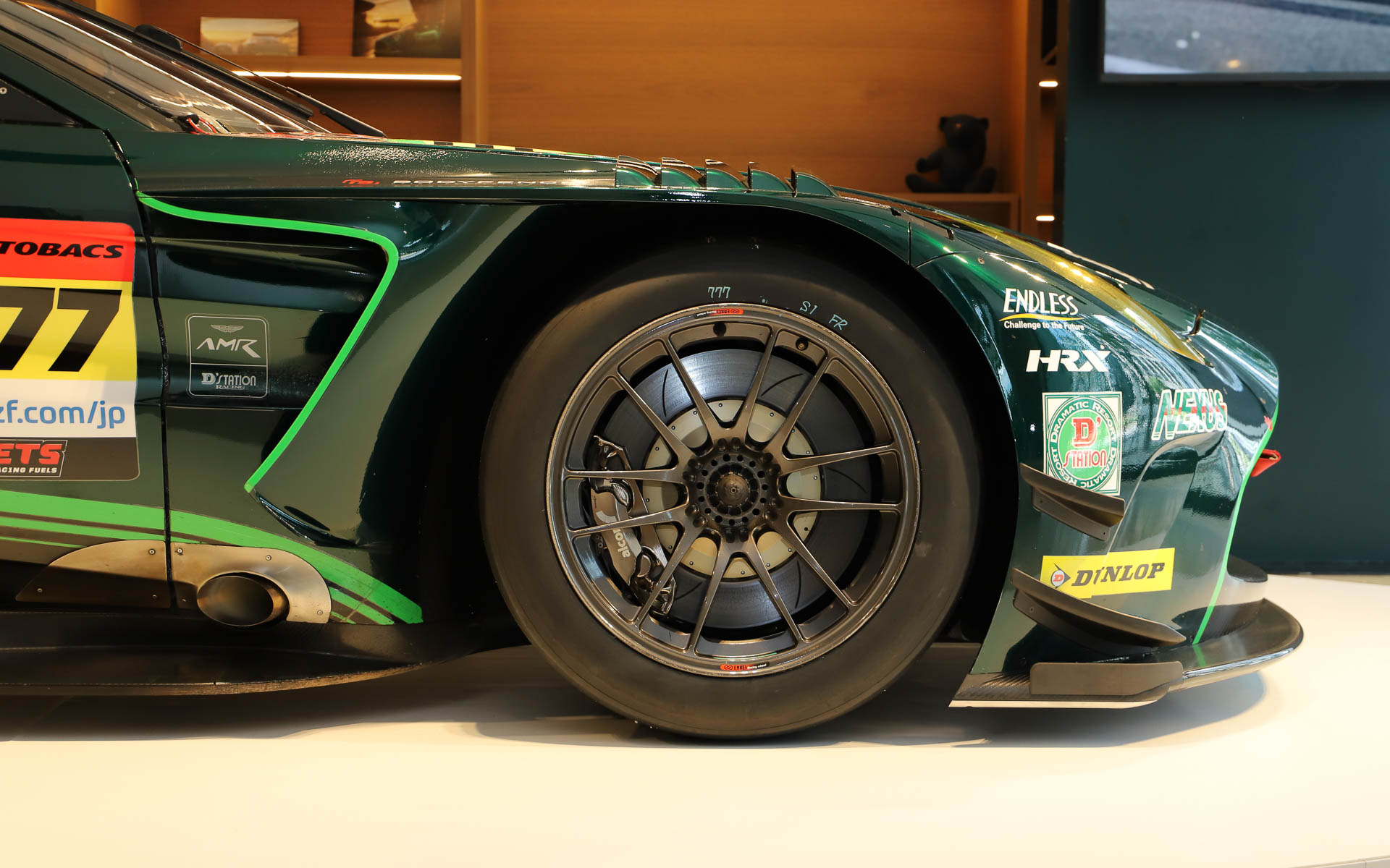 SUPER GTに参戦するD'station Racingの777号車の実車が特別展示された