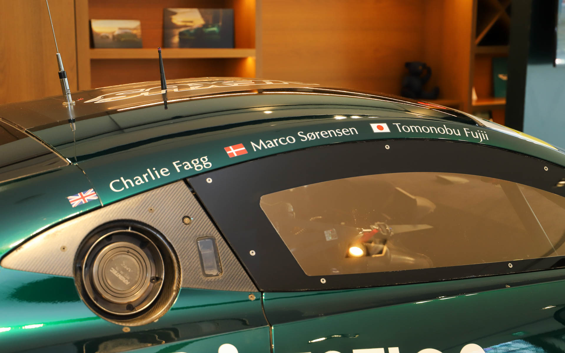 SUPER GTに参戦するD'station Racingの777号車の実車が特別展示された