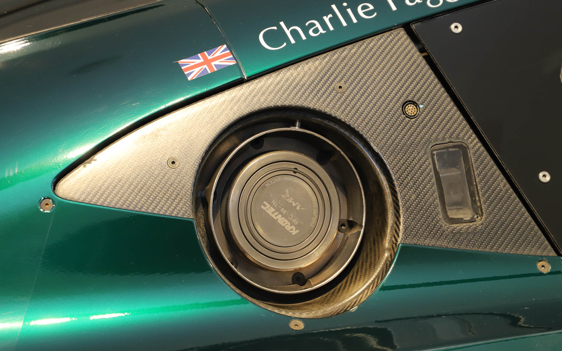 SUPER GTに参戦するD'station Racingの777号車の実車が特別展示された