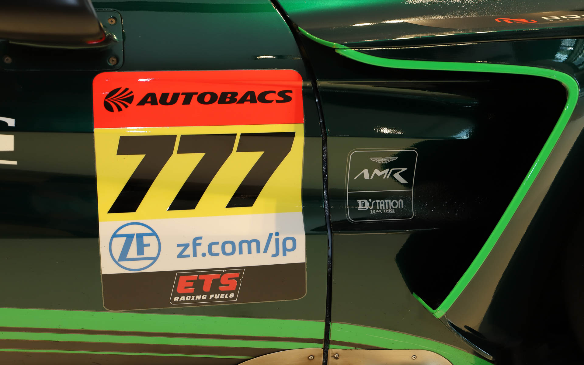 SUPER GTに参戦するD'station Racingの777号車の実車が特別展示された