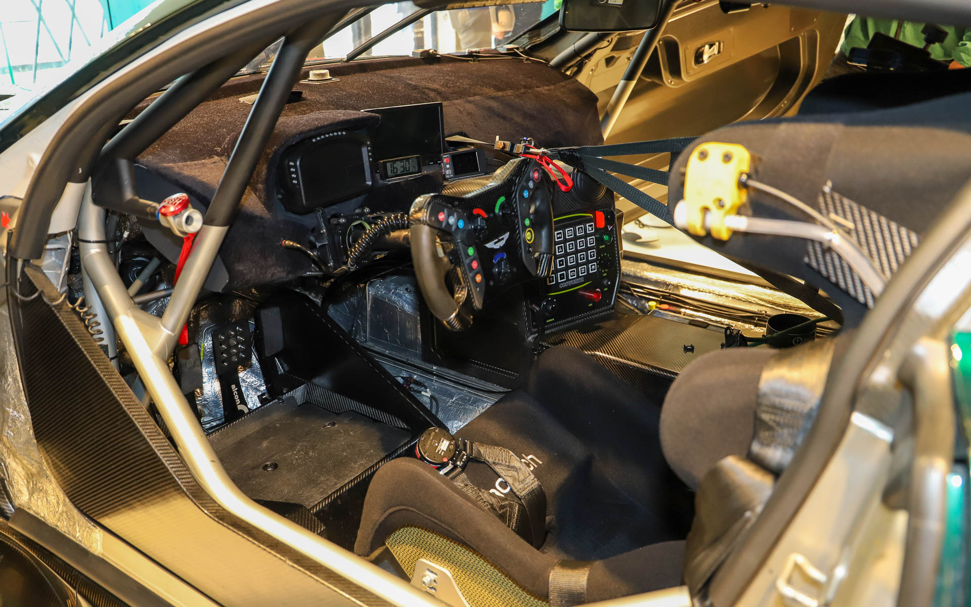 SUPER GTに参戦するD'station Racingの777号車の実車が特別展示された