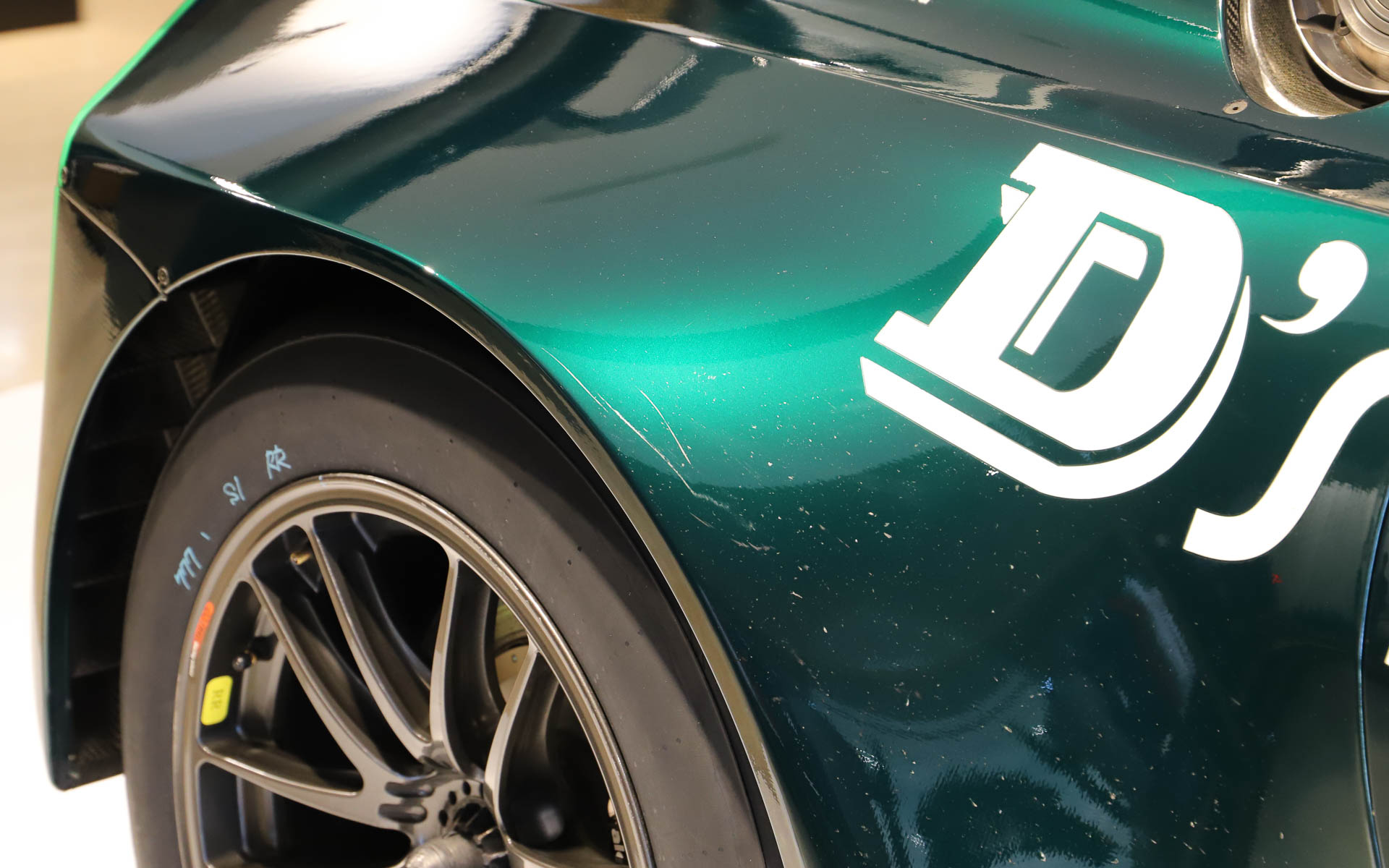 実車ということで、よく見ると細かい傷が見受けられた