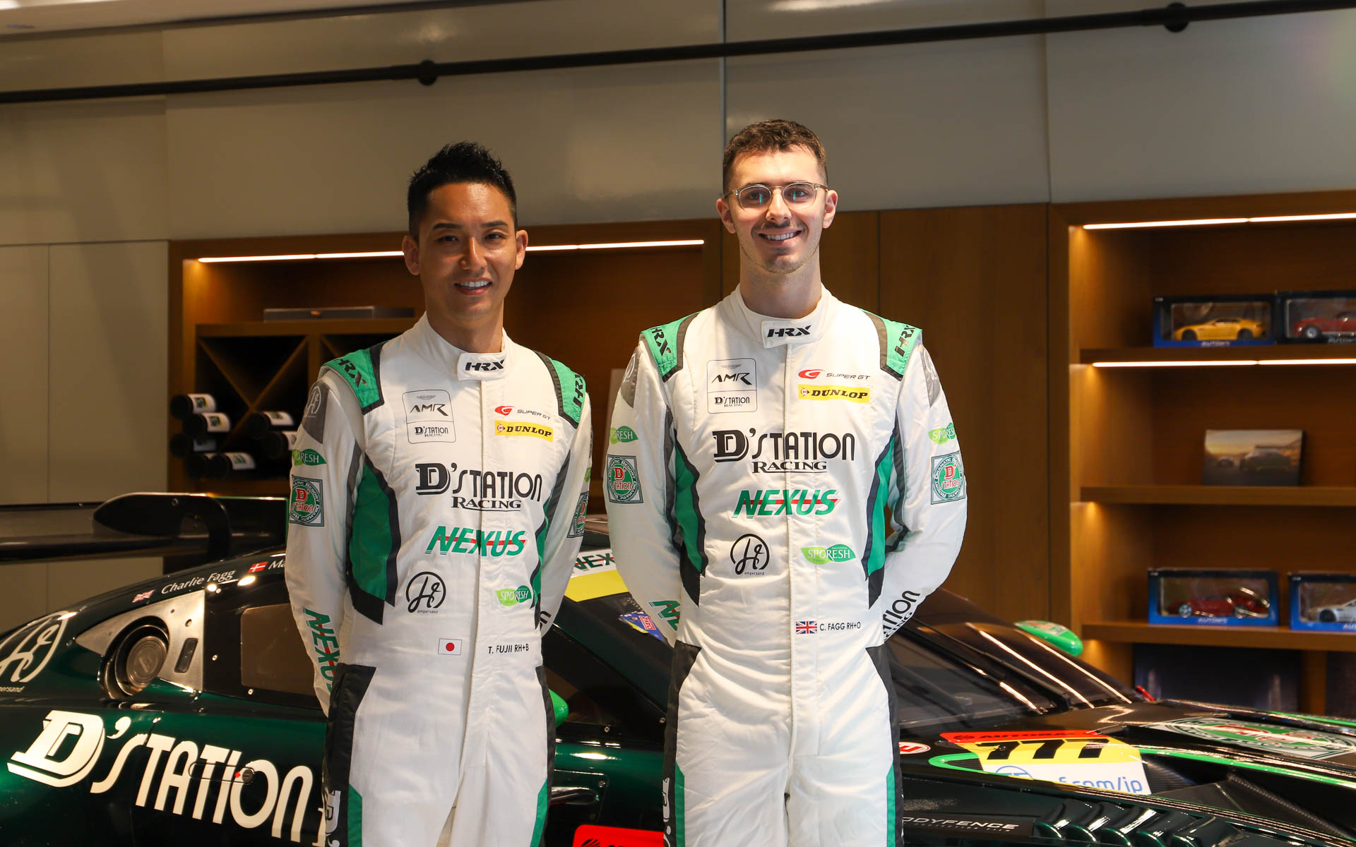 レーシングドライバー/D'station Racing マネージングディレクターの藤井誠暢選手（左）と、D'station Racing 第3ドライバーのチャーリー・ファグ選手（右）