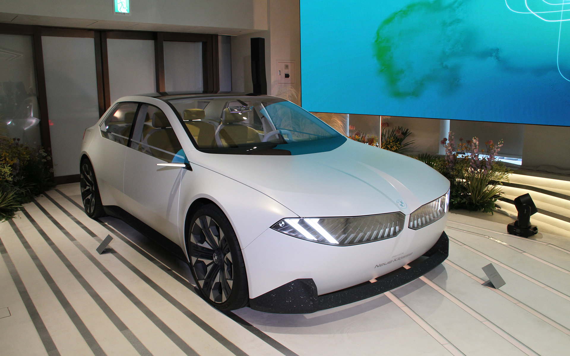 セレモニー当日は2023年のジャパンモビリティショーでアジア初お披露目となった「BMW Vision Neue Klasse」を展示
