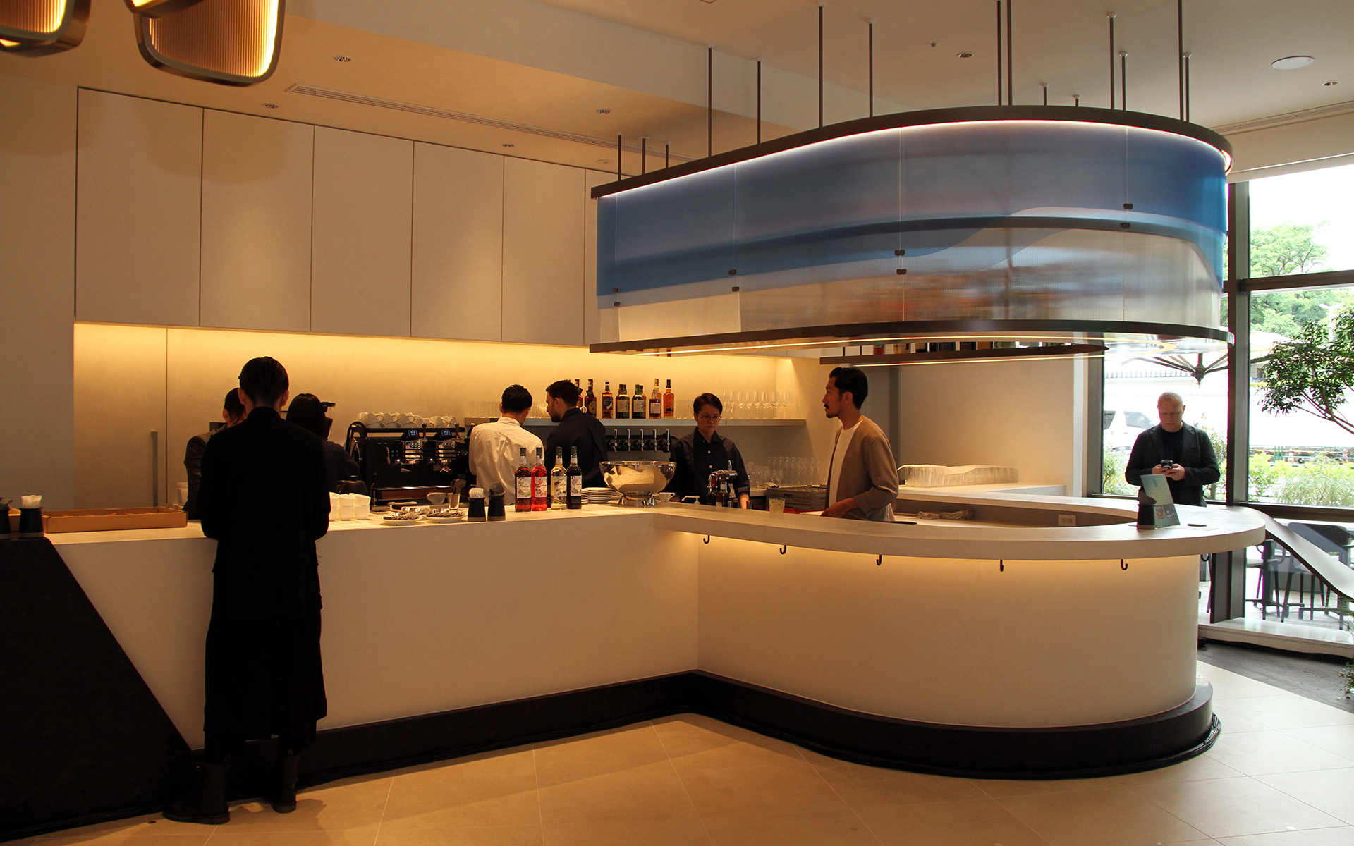 1階のカフェ・バー