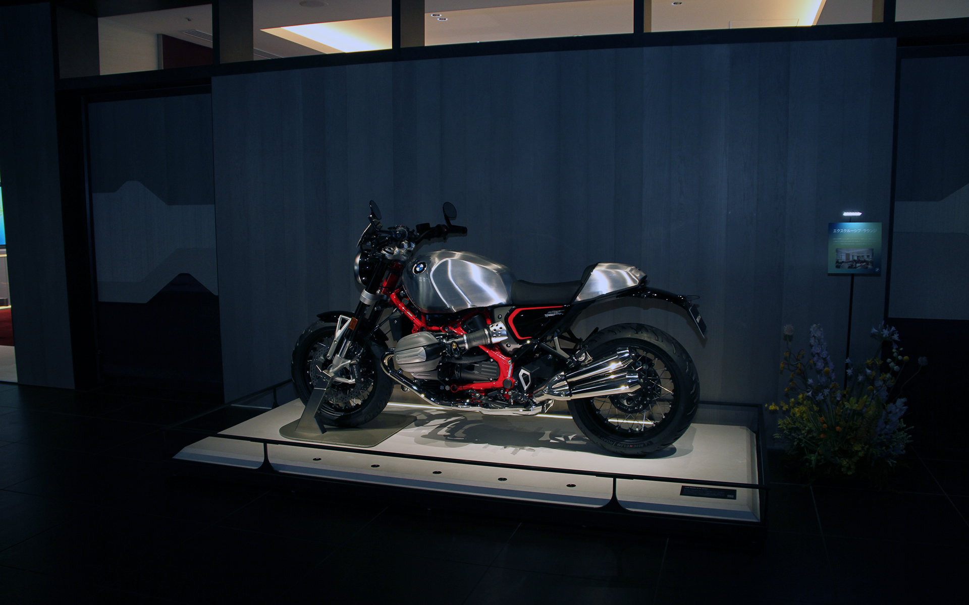 2階に上がるとバイクのオブジェも