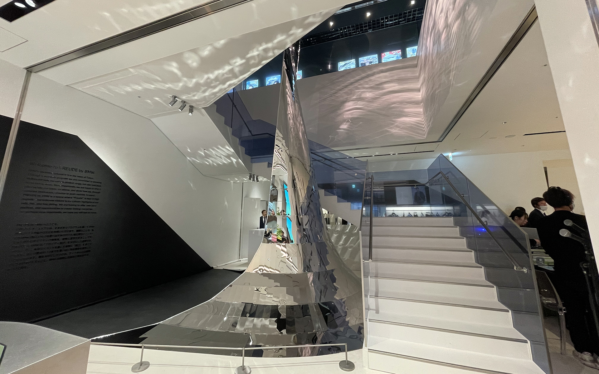 1階と2階をつなぐ螺旋階段の中心には高さ約8mのアートピース“THE PORTAL”が設置される