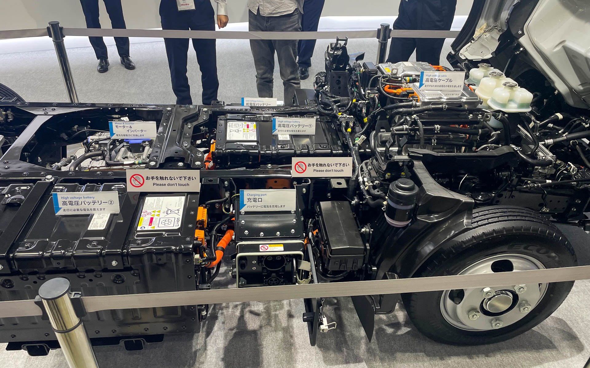 いすゞELFのEVシャシー。小型トラックでルーティン配送には向いている。ラダーフレームのEVレイアウトは分かりやすい