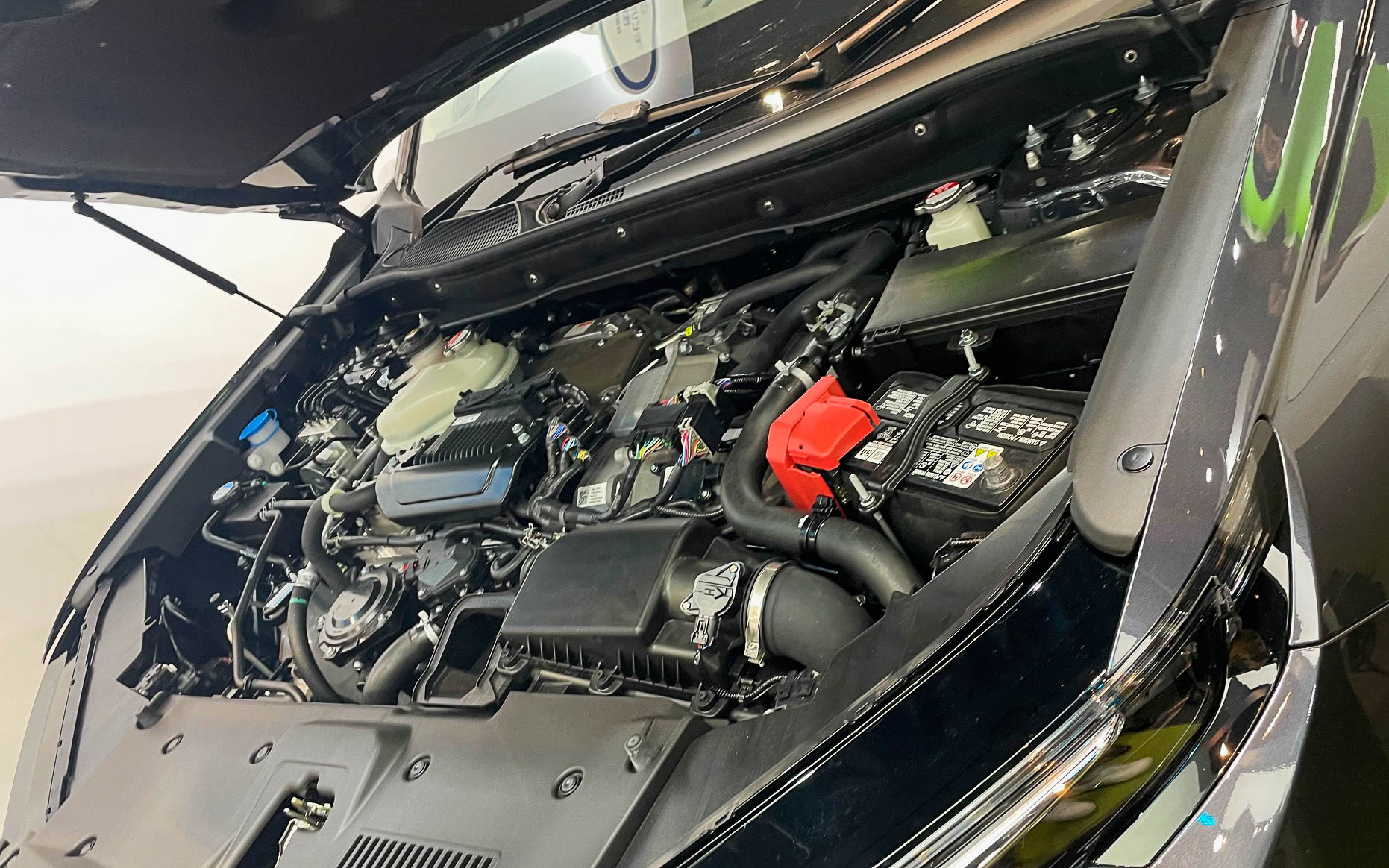 CR-V FCEV。何気に展示されてたCR-Vの燃料電池車。人だかりでやっとパワーユニットのてっぺんだけ撮れたけど、よく分かりませんね