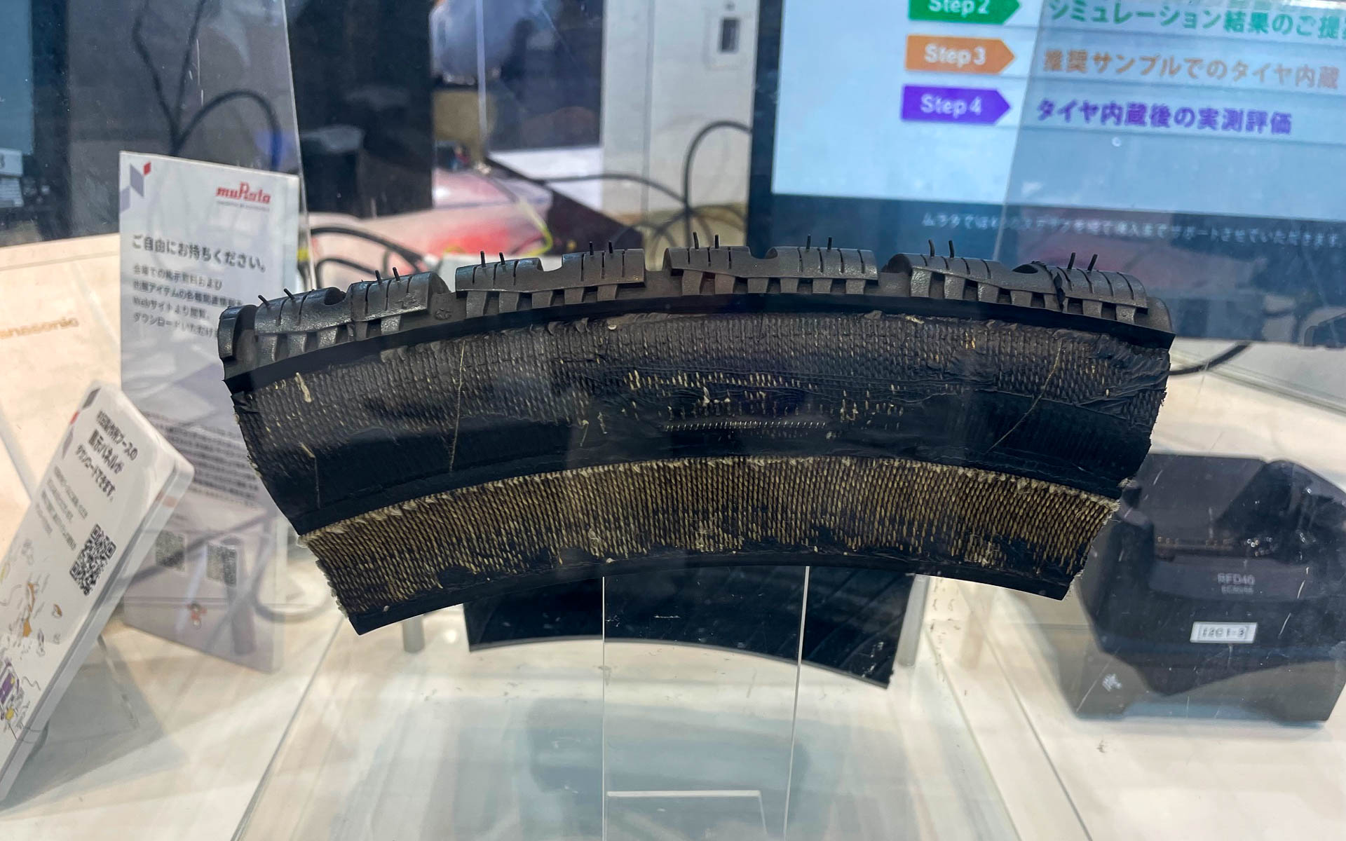 個々のタイヤ管理ができるシステムが実現したのは、この村田製作所のタイヤに埋め込めるタグのおかげ。耐久性、信頼性を確保してミシュラン、ダンロップが採用している。特に物流業界では安全管理に役立ちそうだ