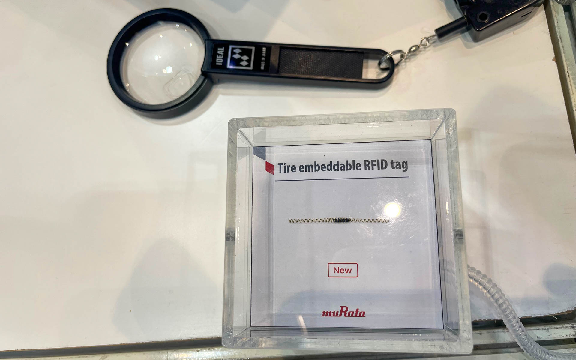 個々のタイヤ管理ができるシステムが実現したのは、この村田製作所のタイヤに埋め込めるタグのおかげ。耐久性、信頼性を確保してミシュラン、ダンロップが採用している。特に物流業界では安全管理に役立ちそうだ