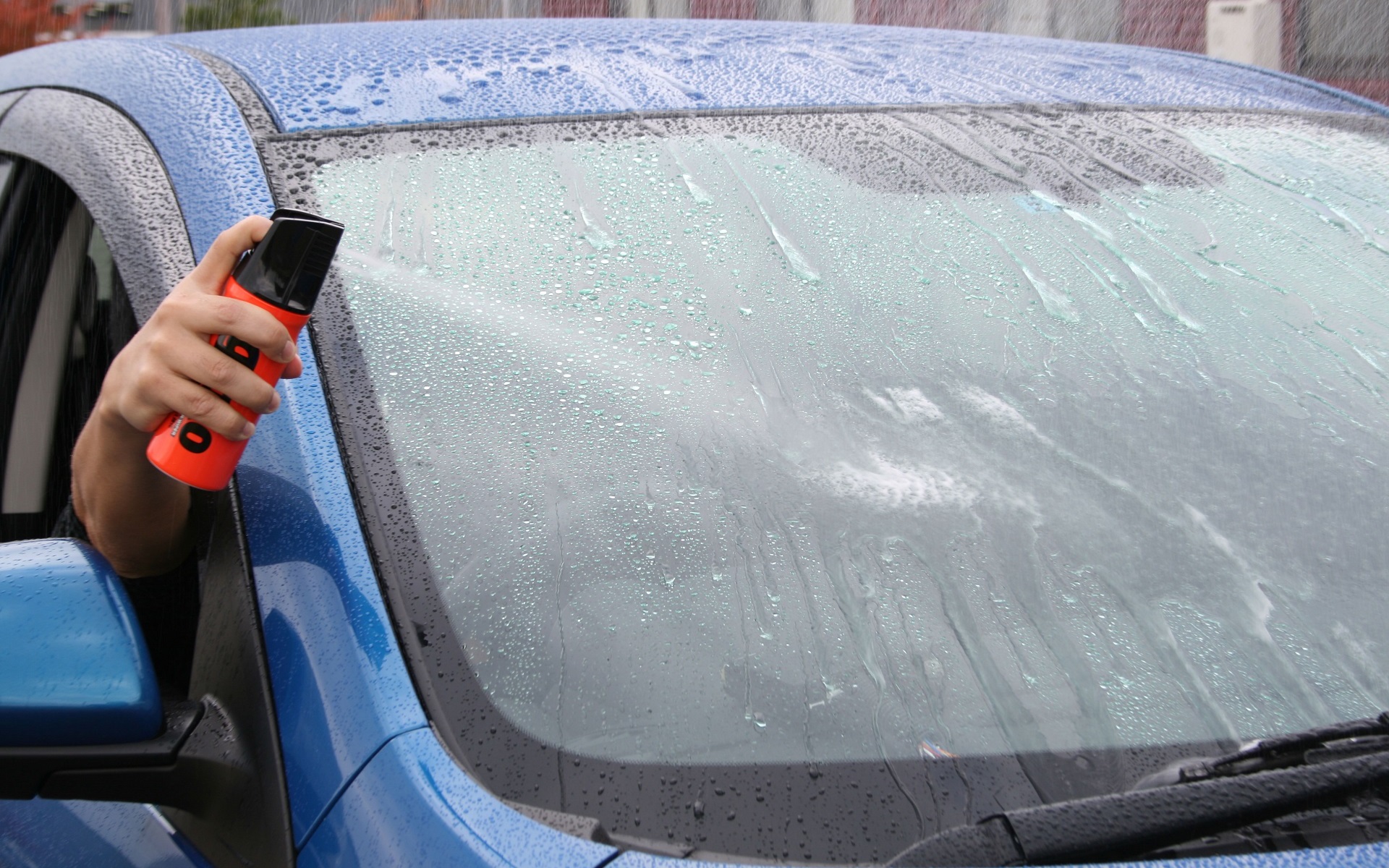 ワイパーを動かしながらスプレーすれば施工完了