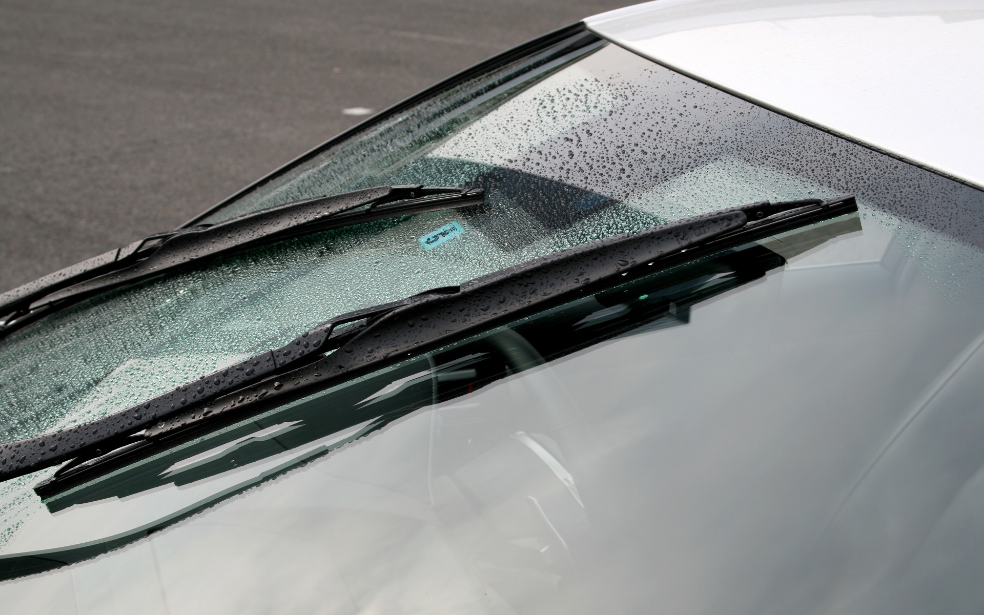 ワイパーを使うだけで撥水効果を発揮してくれる