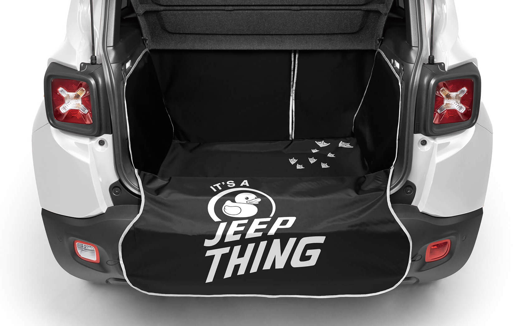 ドライブレコーダーや「Jeep Duck」のロゴが施された専用フロアマット、ラゲージフルカバーを搭載