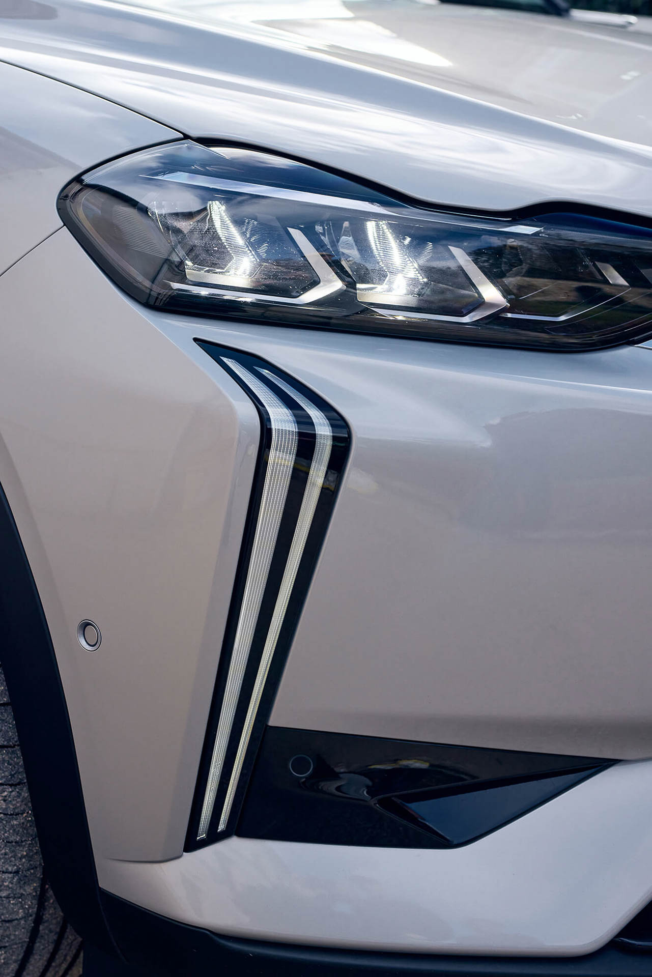 3連フルLEDヘッドライトを装備