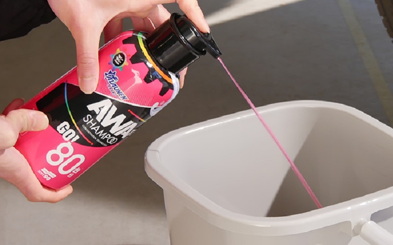 1Lの水に2プッシュ入れて泡立たせればカーシャンプーができあがる