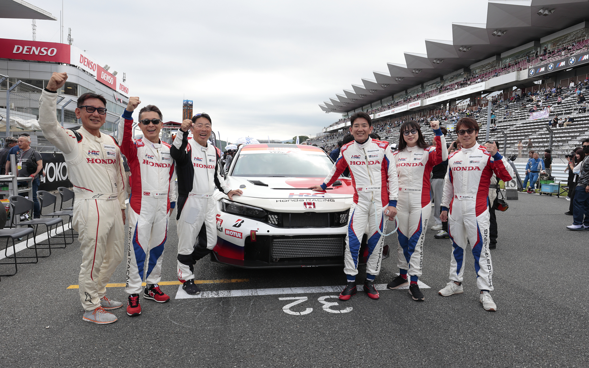 「Honda CIVIC TYPE R CNF-R」のドライバーの面々。左から橋本洋平選手、桂伸一選手、石井昌道選手、武藤英紀選手、辻本始温選手、大津弘樹選手