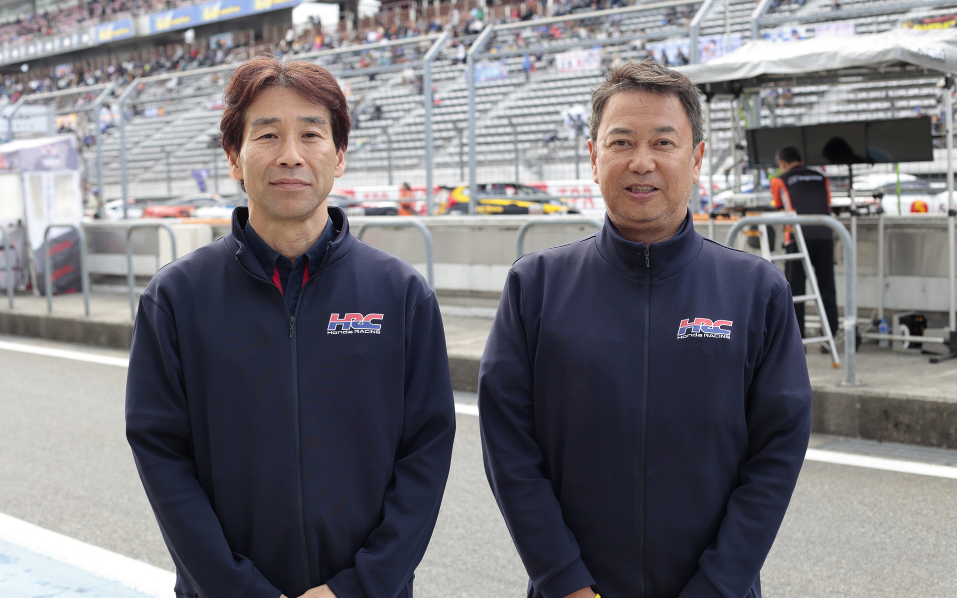 ホンダ・レーシング 四輪レース部 レース運営室 室長 シニアチーフエンジニアの桒田哲宏氏（左）、同運営ブロック マネージャーの青木武治氏（右）