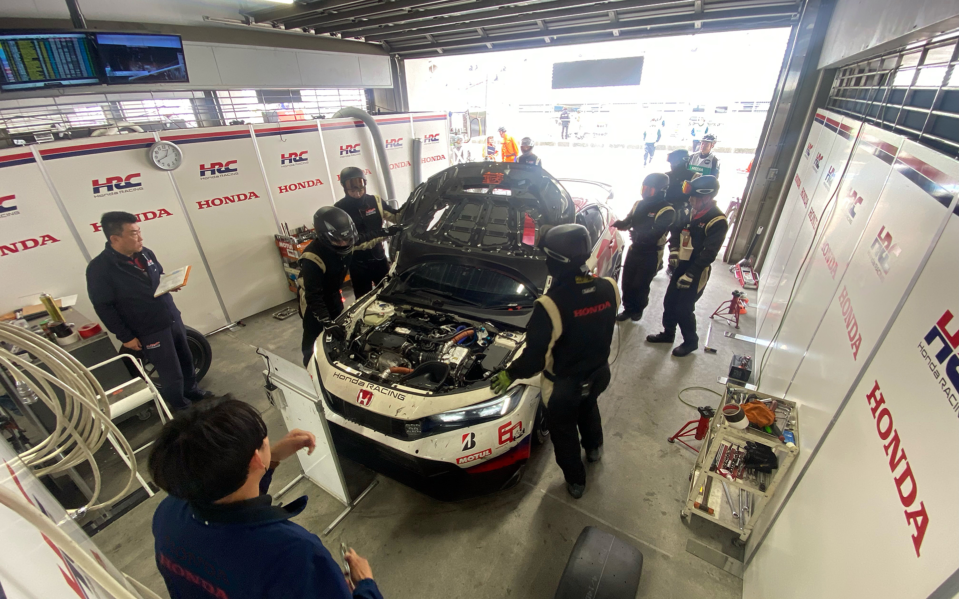 辻本選手はこの状態で冷静にピットに戻ってきた