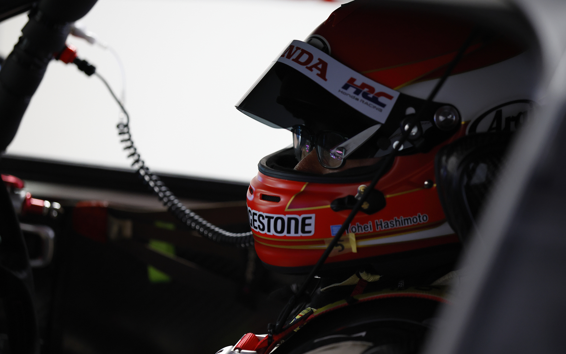 24時間レースに合わせてアライヘルメットのGP6Sを新調。カラーリングはこれまでのラインを踏襲するが色彩変更を行なった