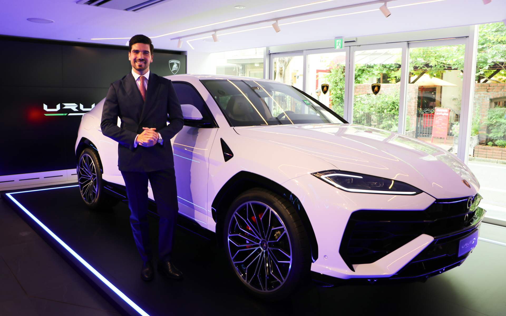 ランボルギーニ初のPHEVモデル「ウルスSE」の解説を行なったHead of Japanのダビデ・スフレコラ氏