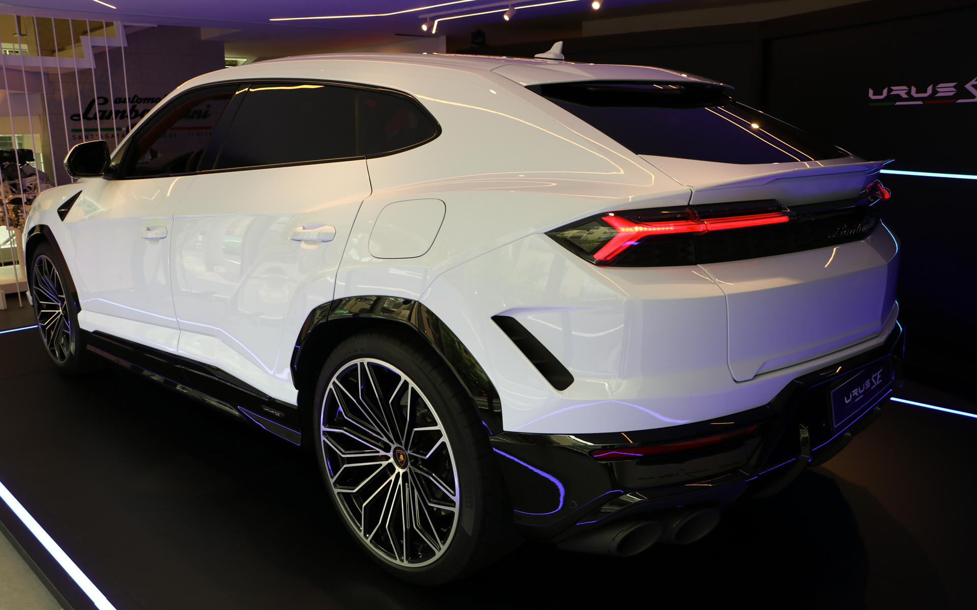 PHEVスーパーSUVモデルのウルスSE