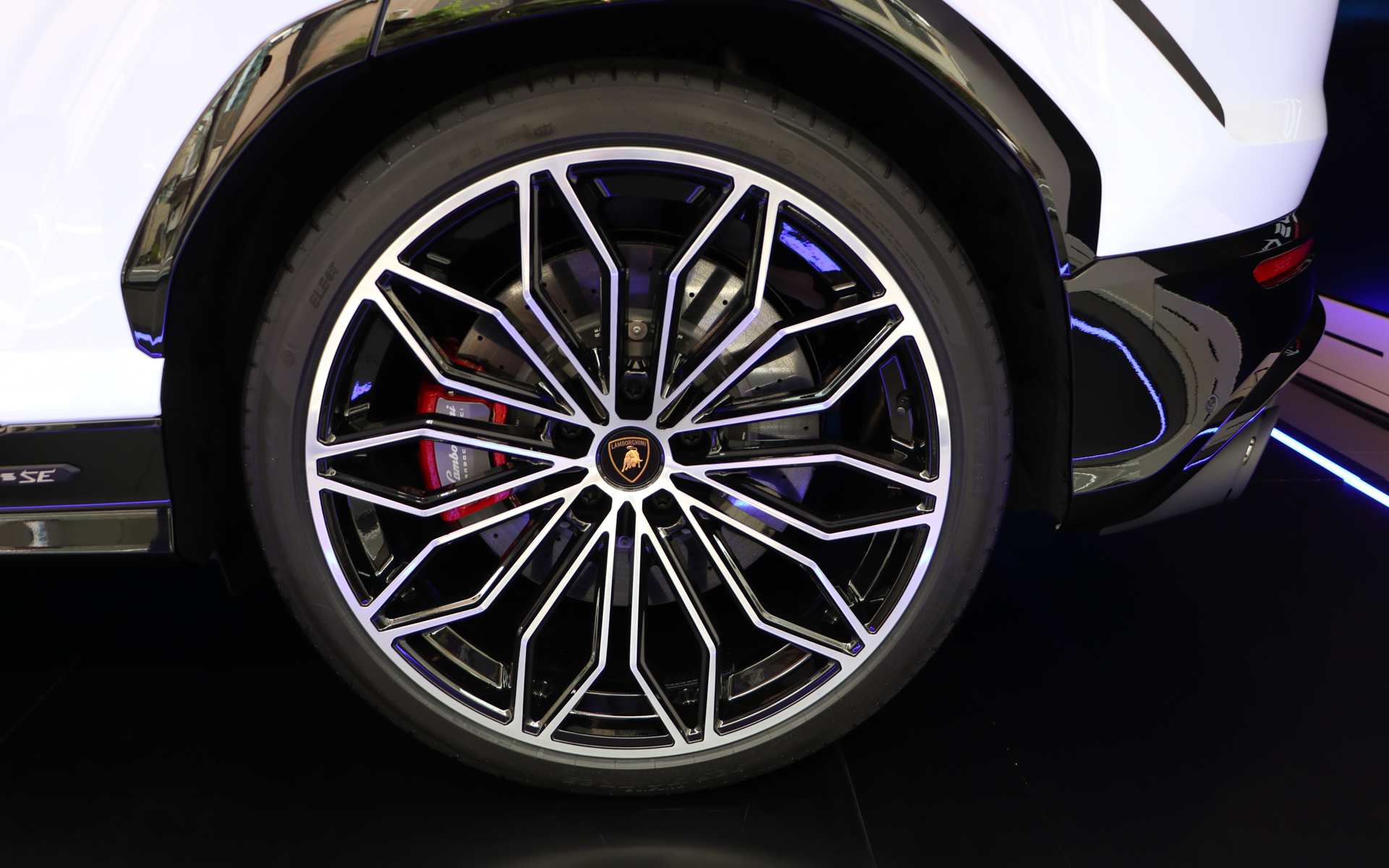 タイヤはピレリの専用「P ZERO」を履くほか、スノー用はピレリの「スコーピオン ウィンター2」が用意されている。