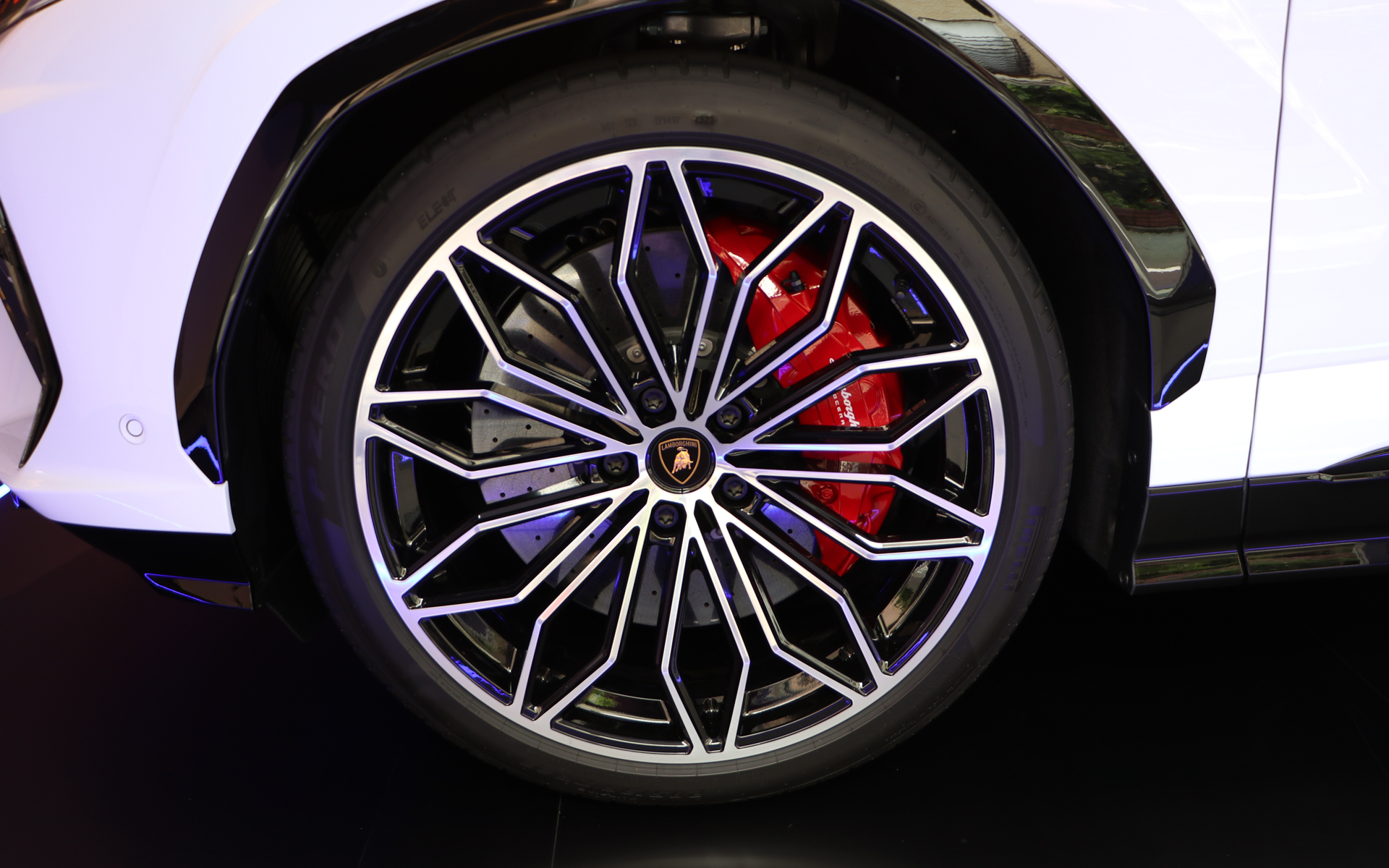 標準ホイールは21インチだが、オプションでGalanthusリムを採用した23インチの新たらしいアロイホイールを設定。写真は23インチ。ブレーキは前後ともカーボンセラミックを採用