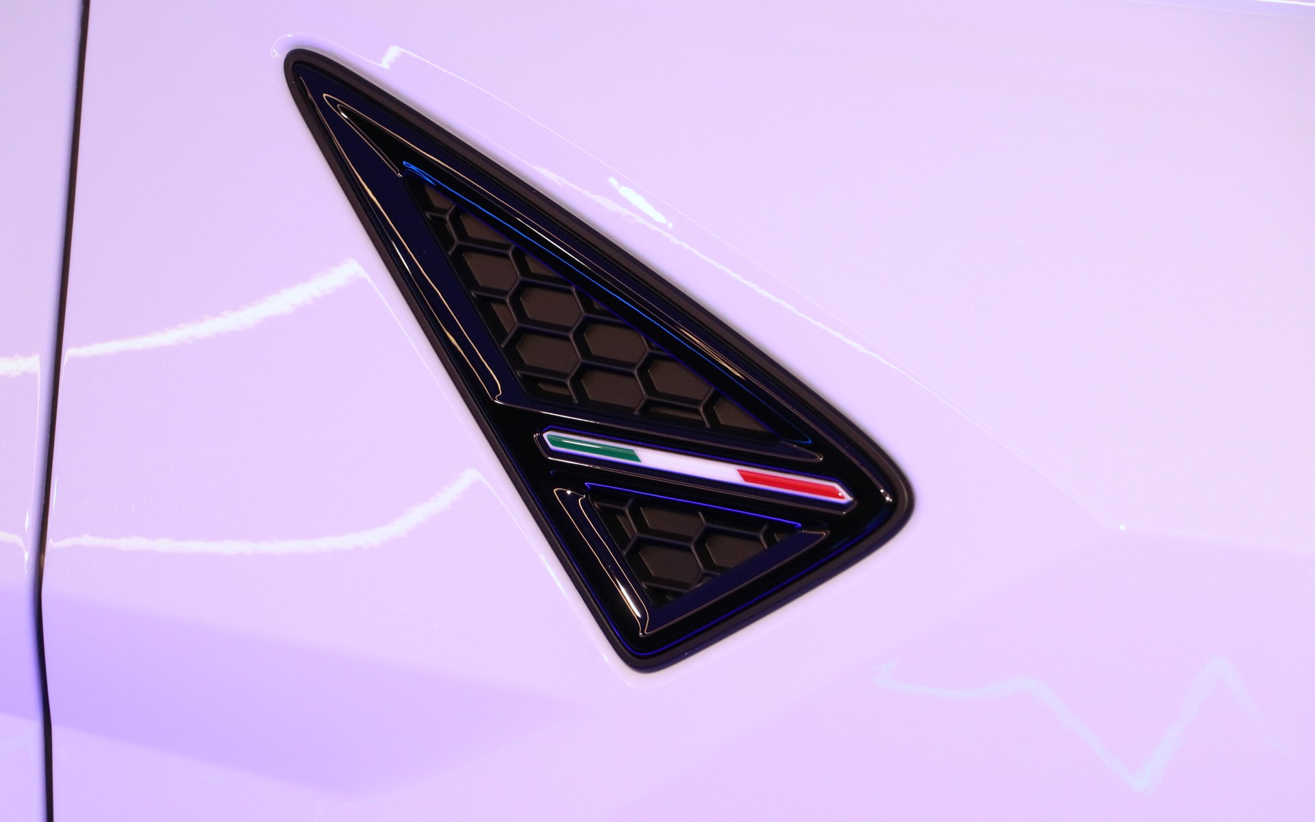 フェンダーダクトにはイタリアカラーがあしらわれる