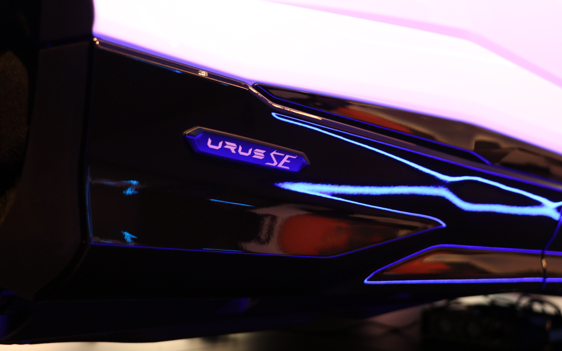 サイドステップに「URUS SE」のエンブレムが配される