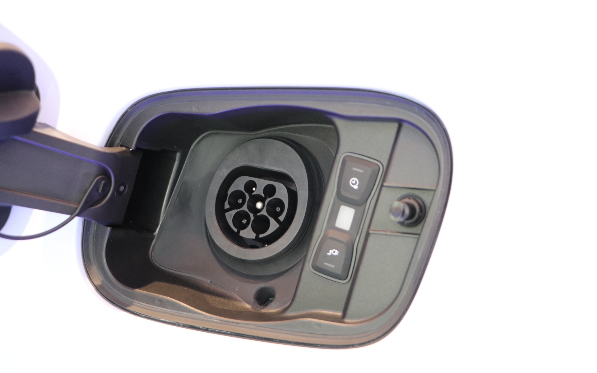 給電ポートは左側に配置