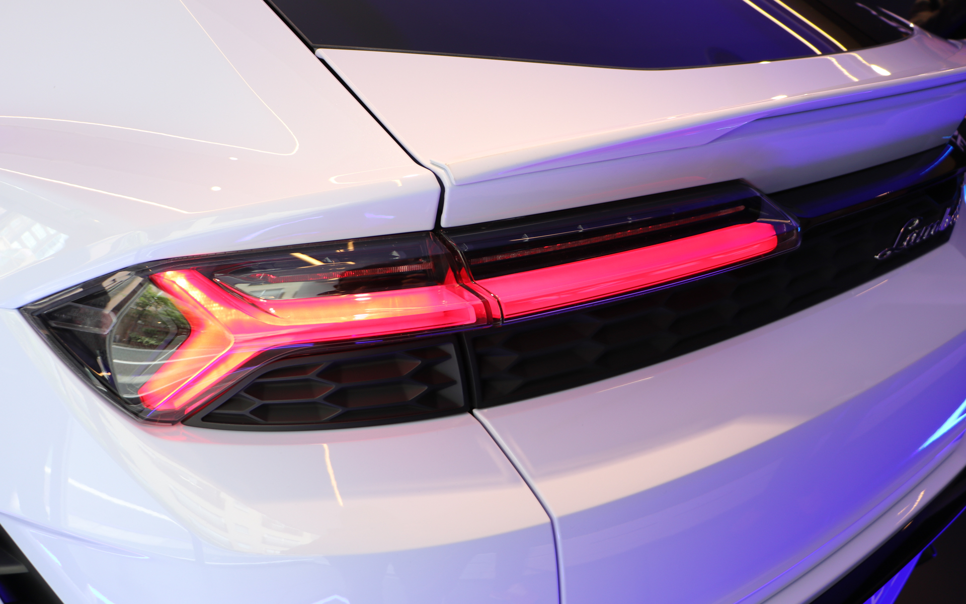 「Y」字型を採用したテールランプ