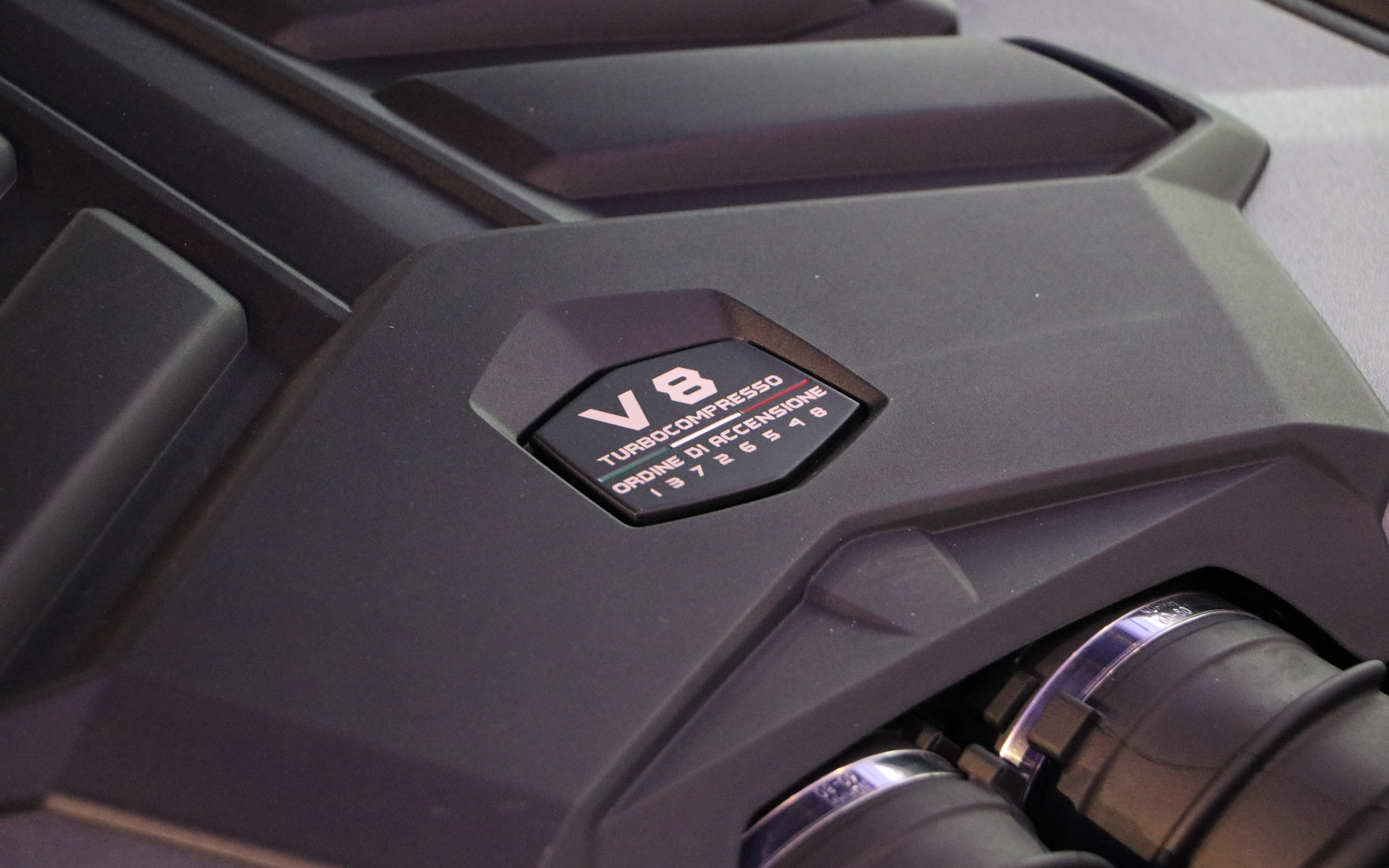 V8のエンブレムがあしらわれている