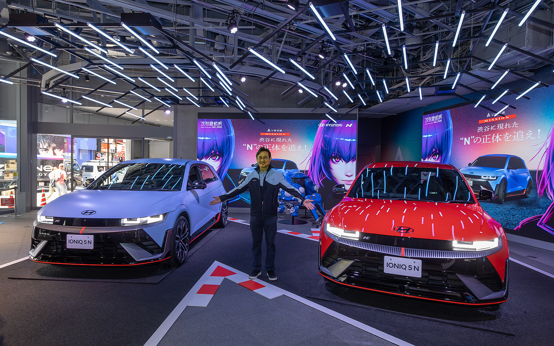ヒョンデがSHIBUYA TSUTAYAで開催している「公安9課からのMISSION：渋谷に現れた“N”の正体を追え！」の初日にはHyundai Mobility Japan株式会社 代表取締役社長 趙源祥氏も登場した
