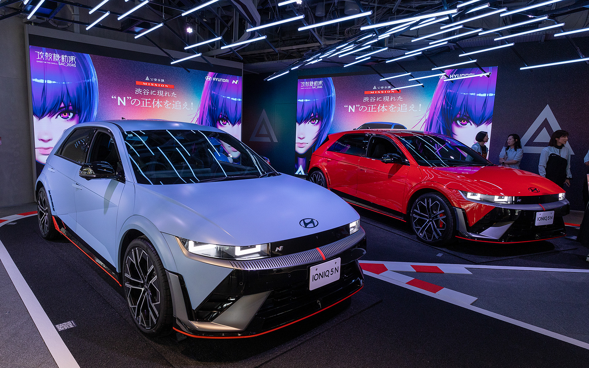 会場には2台のアイオニック 5 Nが展示されている