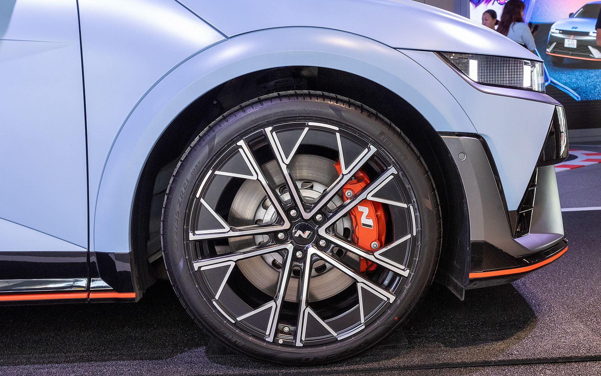 フロントタイヤ。サイズは275/35R21。ブレーキシステムも大型