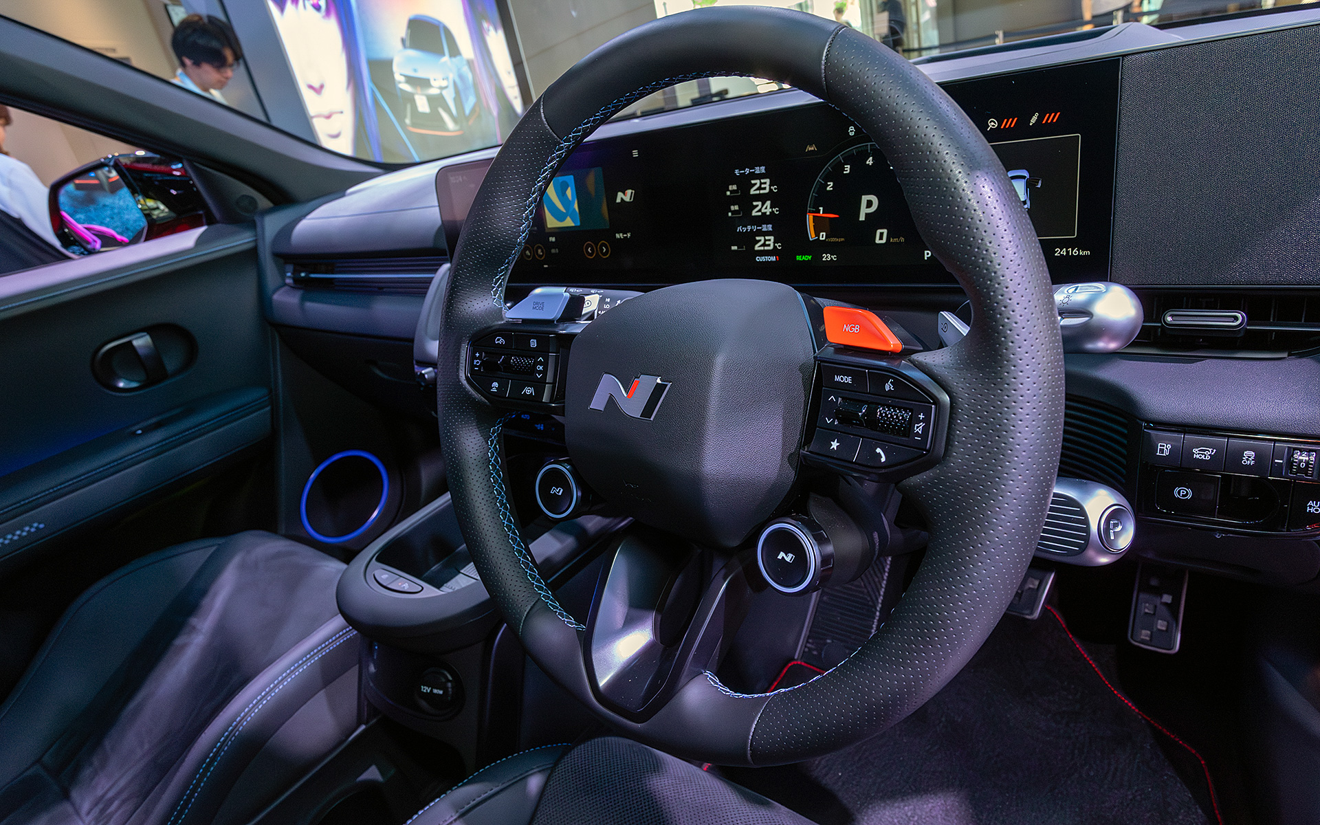 ステアリングの右スポーク部にある赤いボタンがN Grin Boostのスイッチ