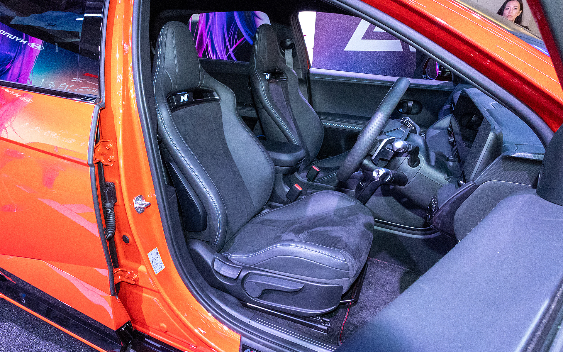 スポーティなバケットタイプのフロントシート