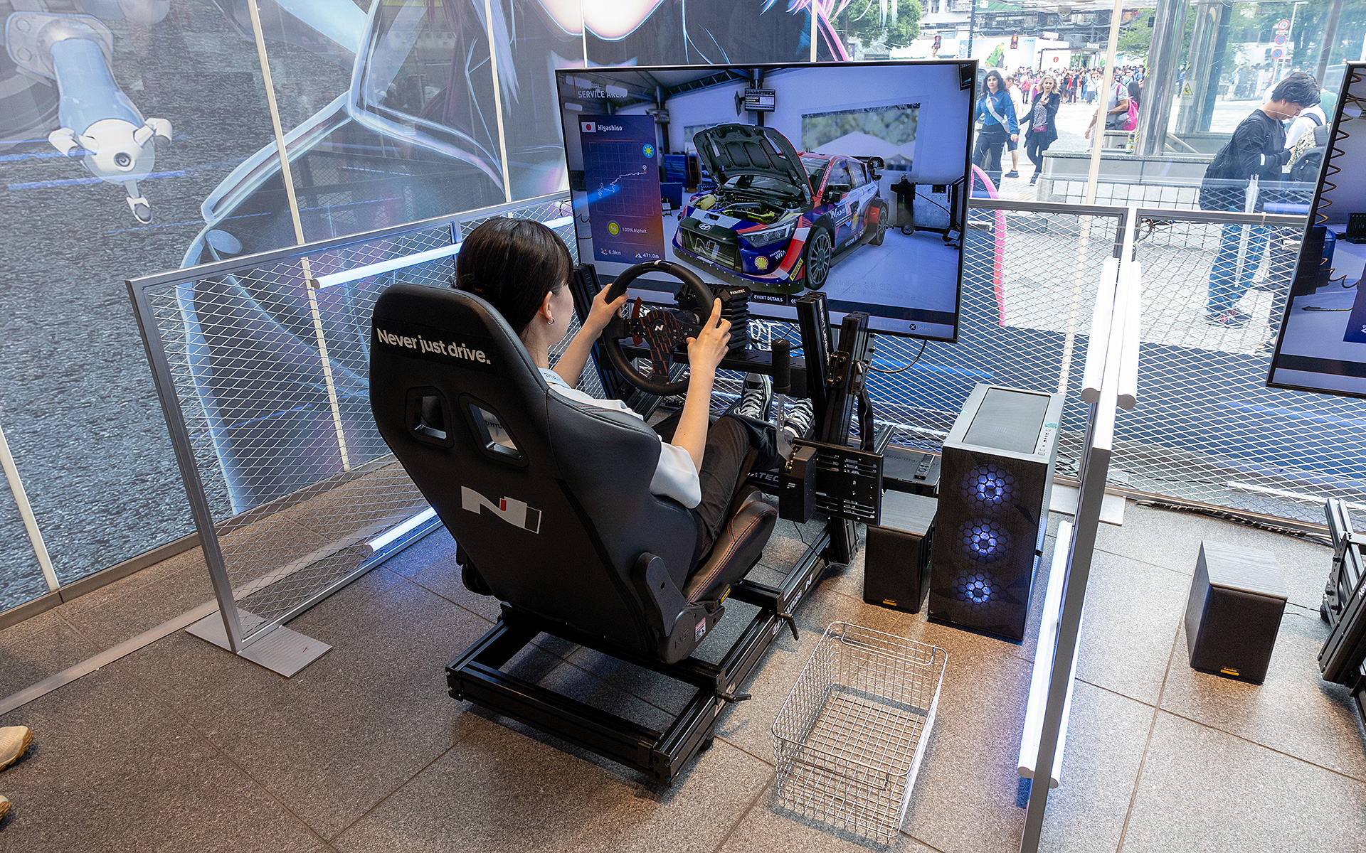 会場内にはヒョンデのWRCカー「i20 N Rally 1」のドライブが体験できるシミュレーターが3台用意されている。タイムトライアルができ、リザルト上位者はモニターに表示される