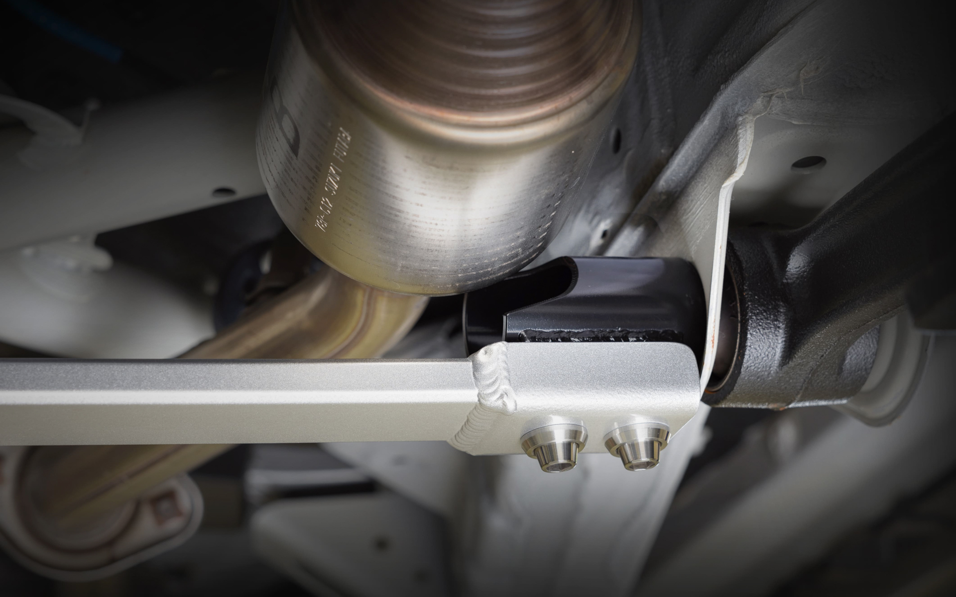 独自設計の“筒状ブラケット”を採用している